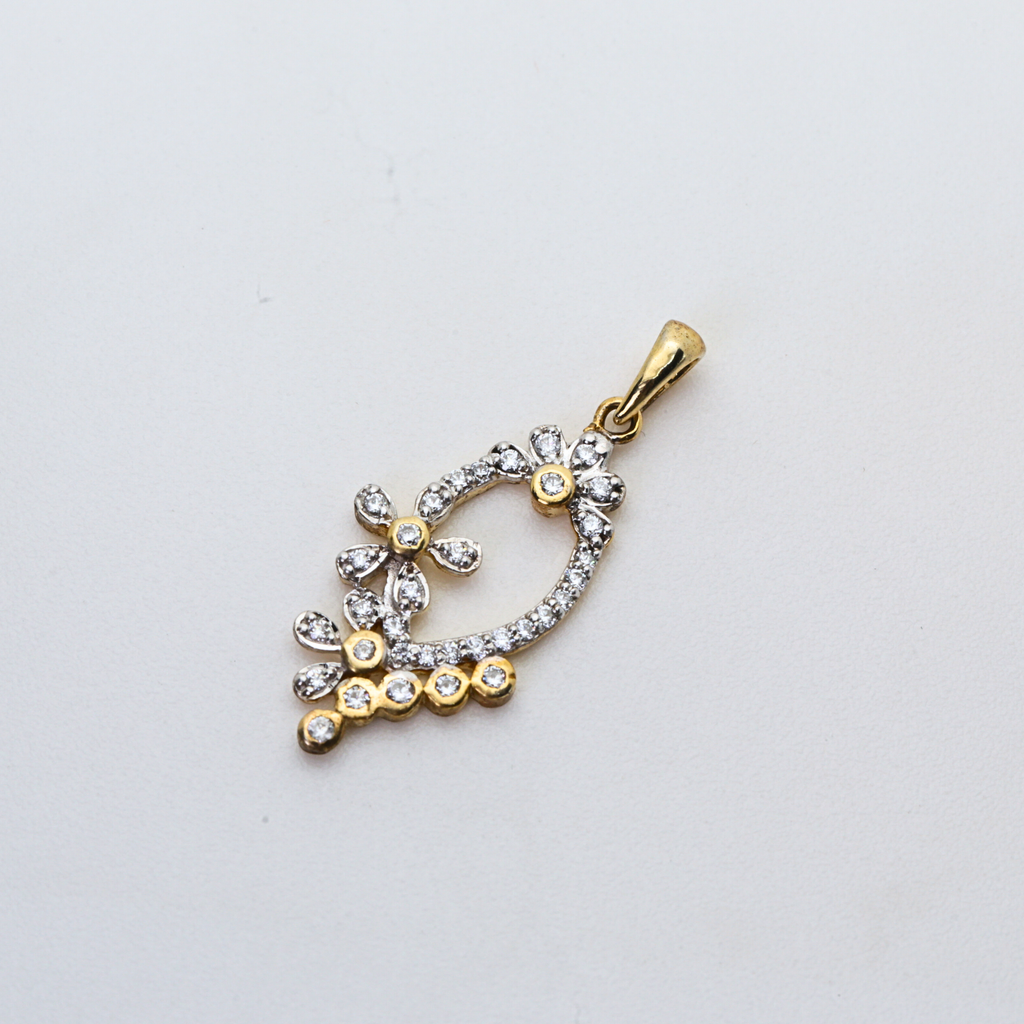 Yellow Gold Pendant in Round Stone Cut