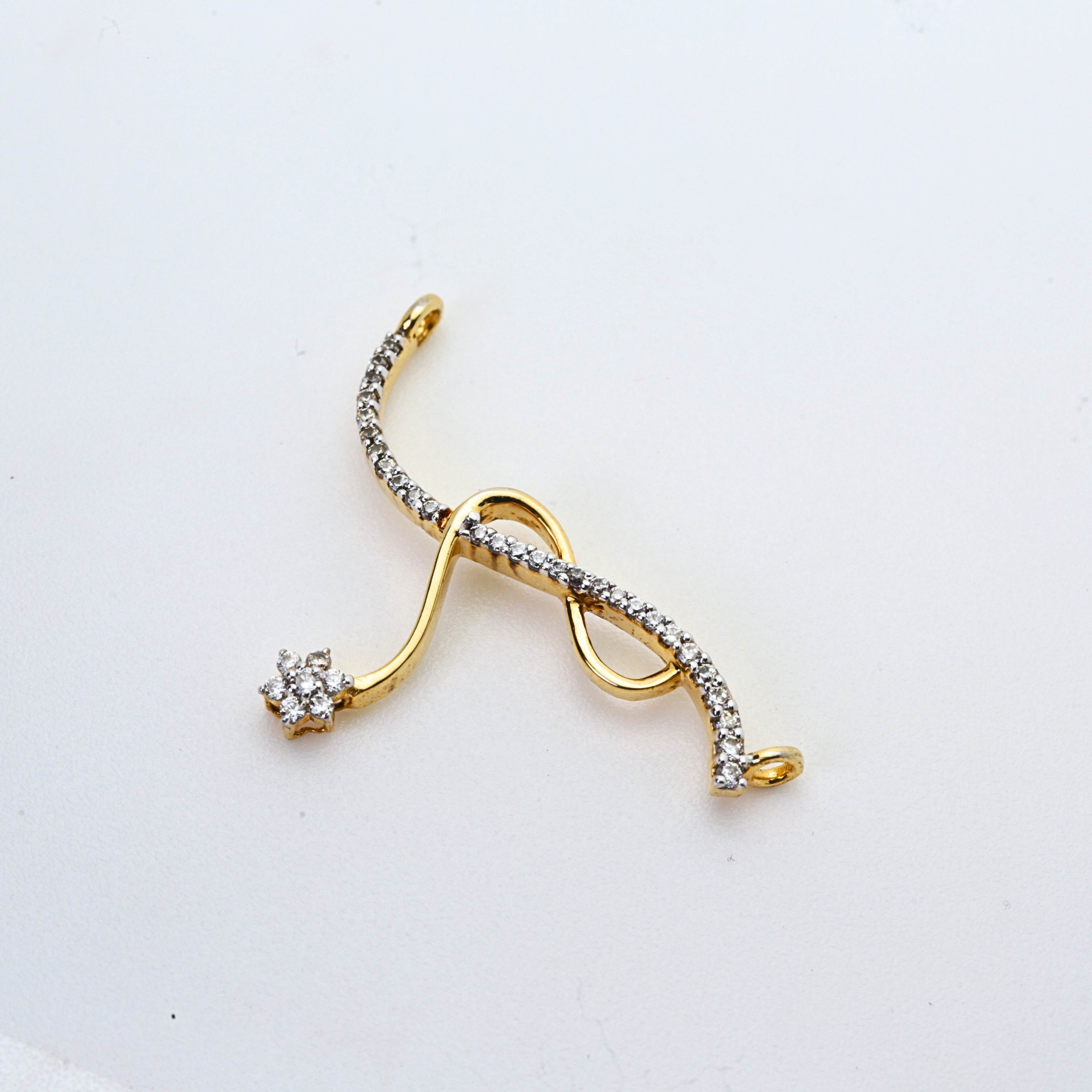 Flowing Gold Pendant With Curved Sparkle Design