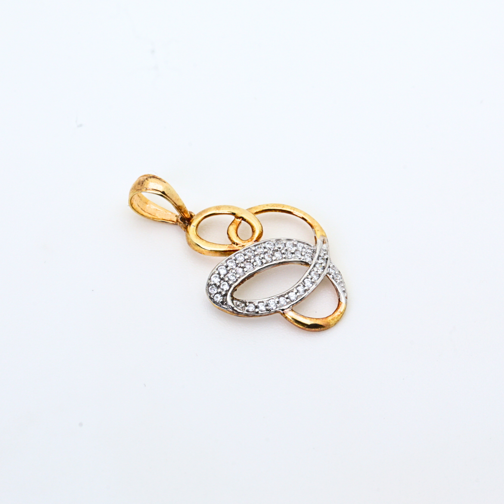 Diamond Pendant for Women in Oval Shape Gold