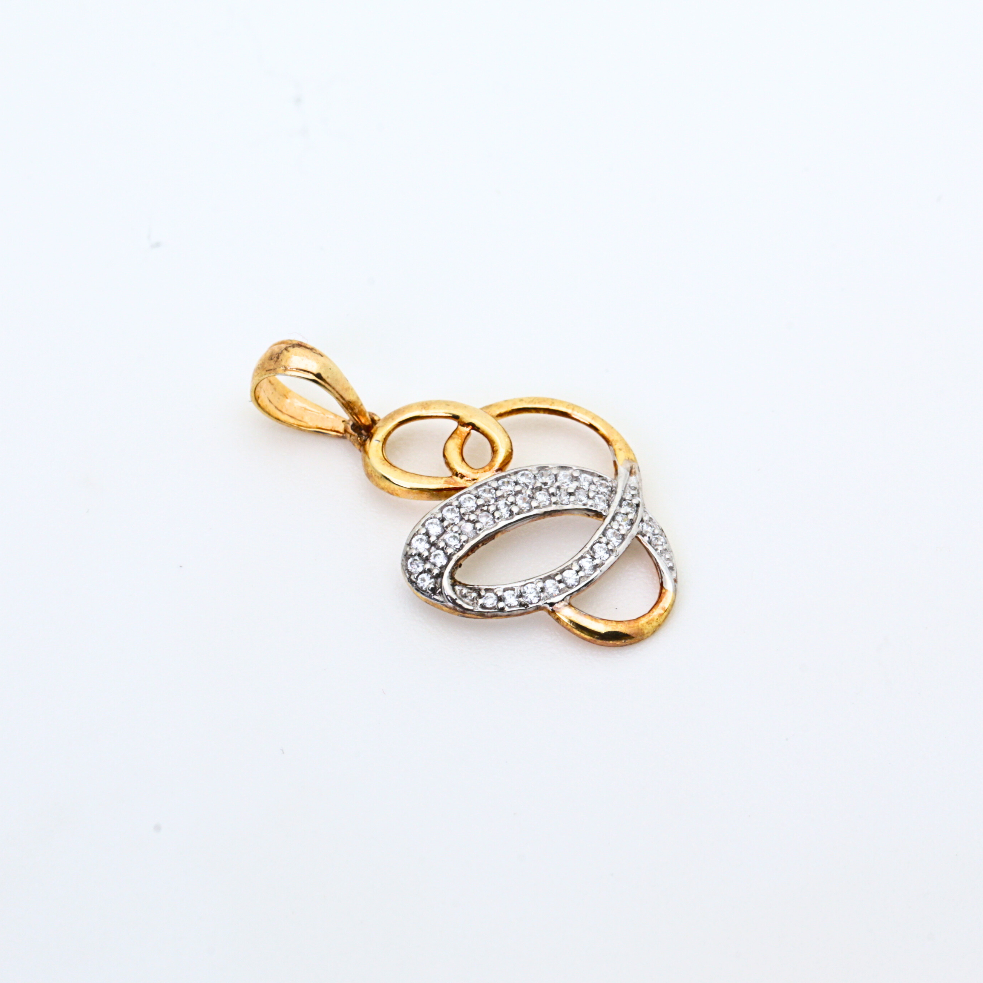 Diamond Pendant for Women in Oval Shape Gold