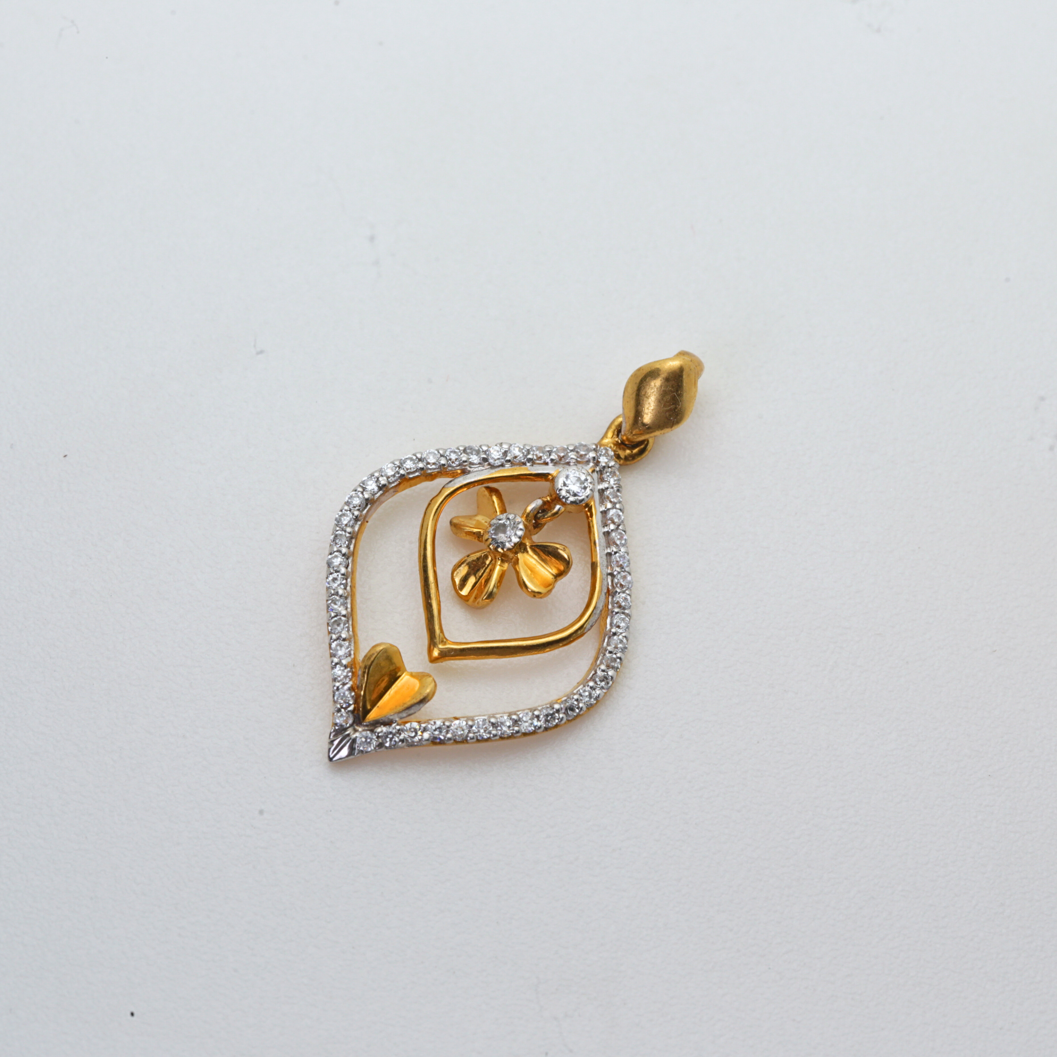 Diamond Gold Pendant in Yellow Gold