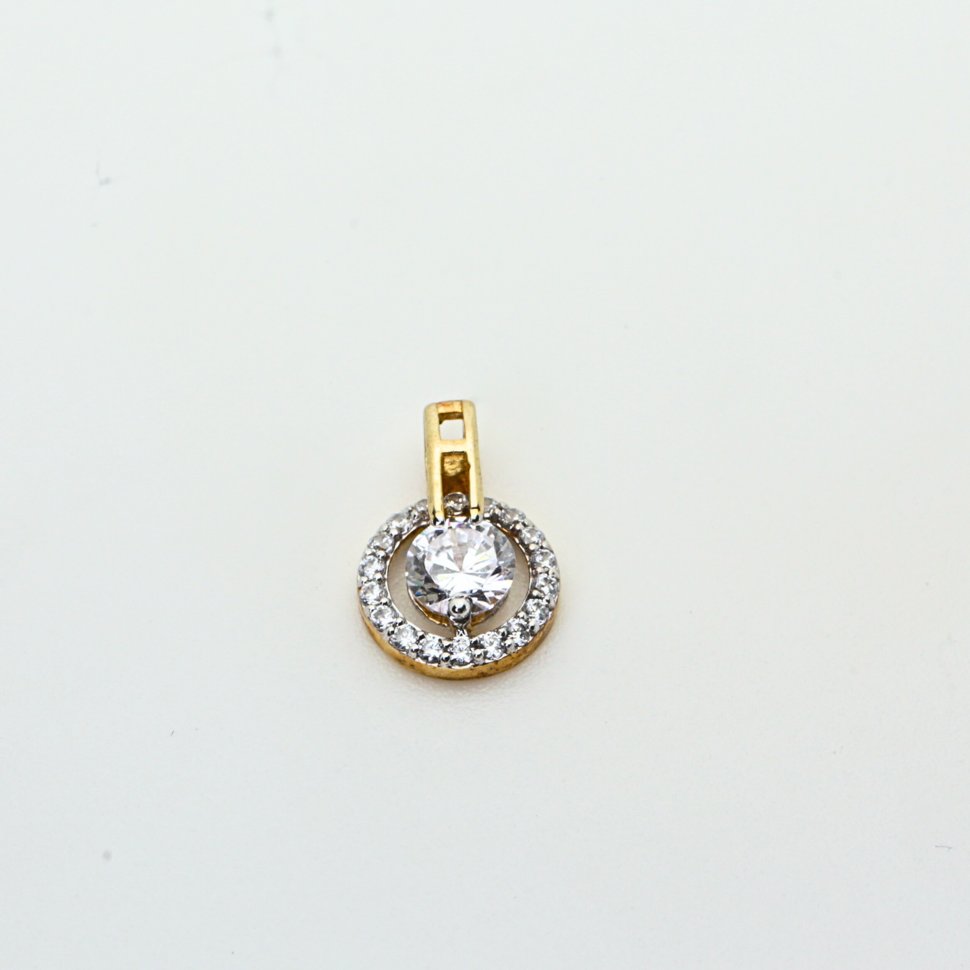 Round Halo Diamond Pendant for Elegant Styling