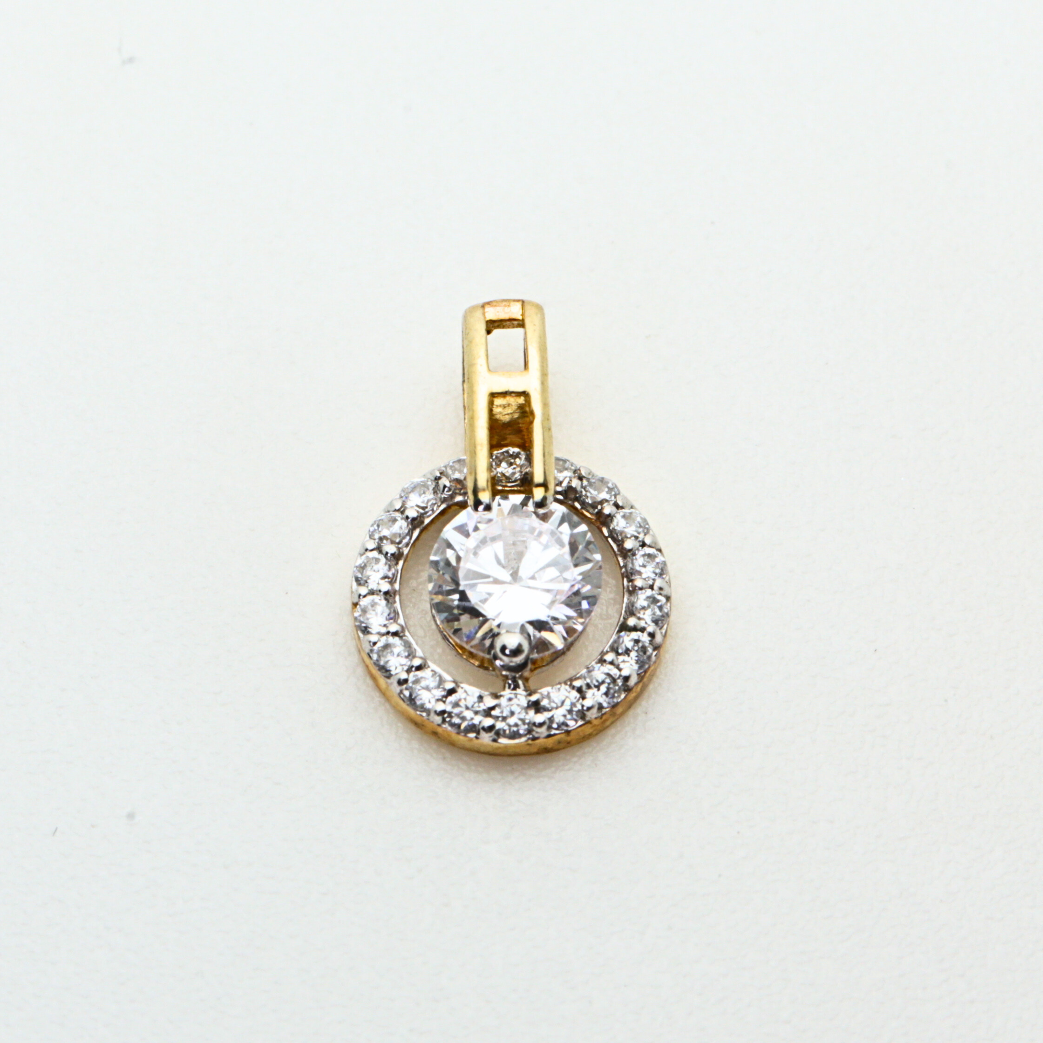 Round Halo Diamond Pendant for Elegant Styling