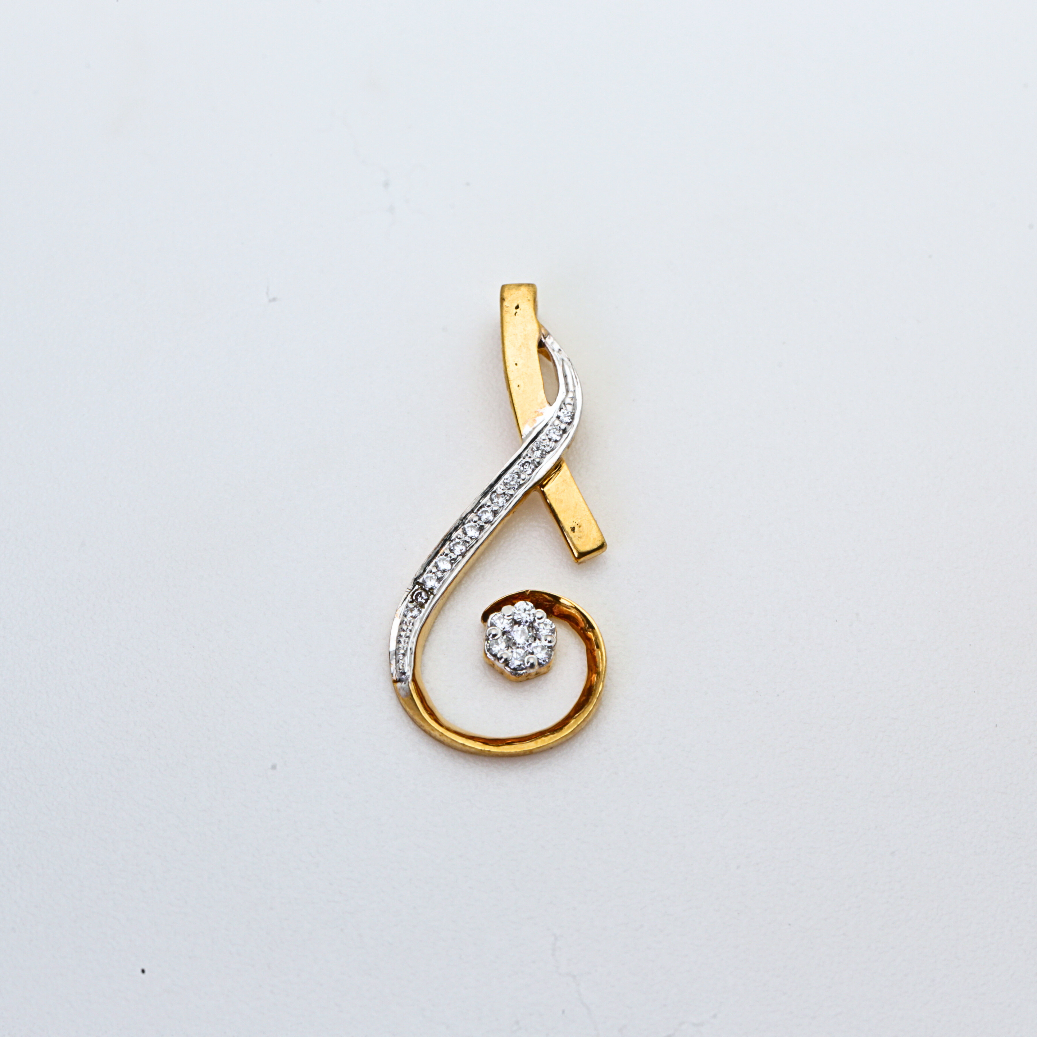 Modern Gold Pendant With Soft Curve Shape