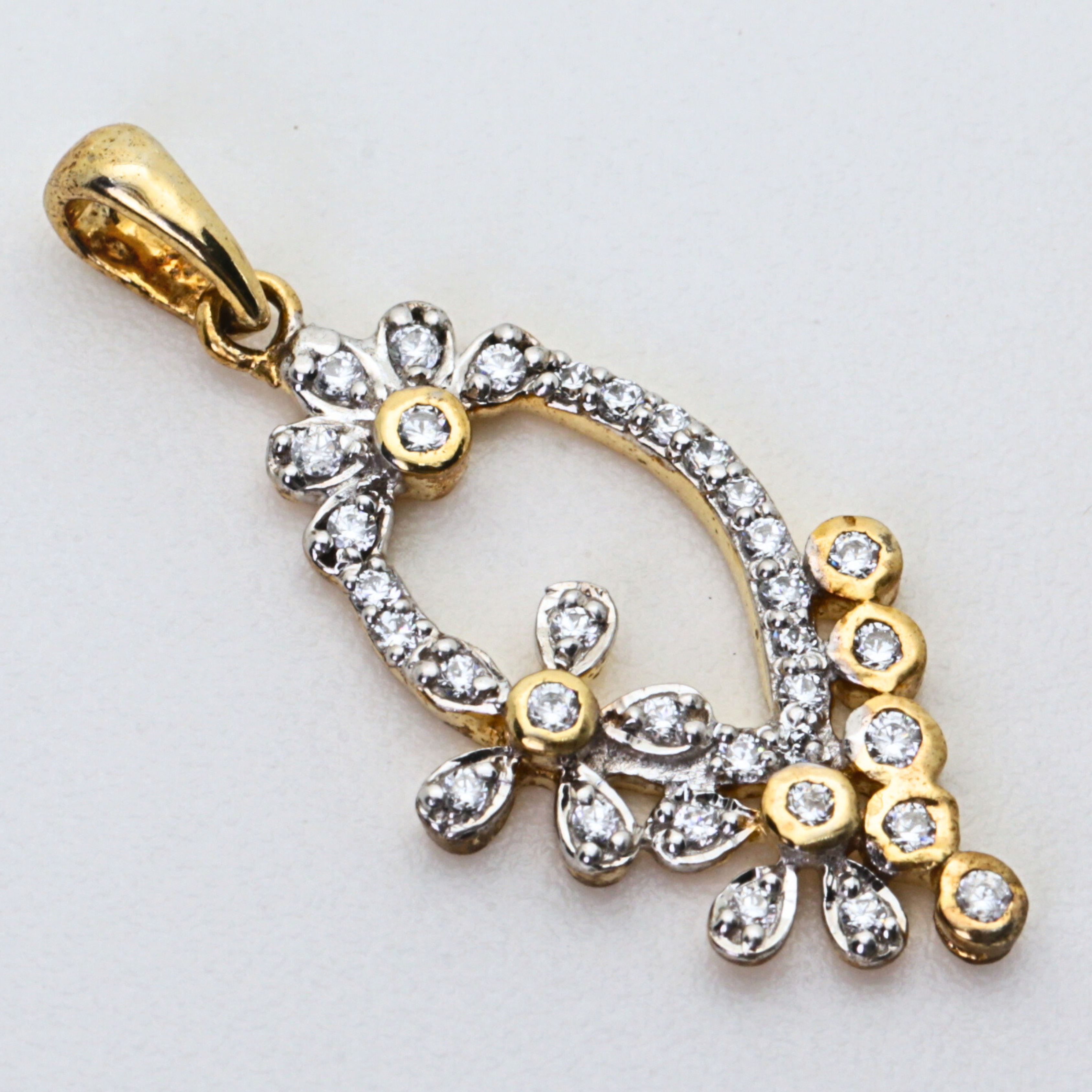 Yellow Gold Pendant in Round Stone Cut