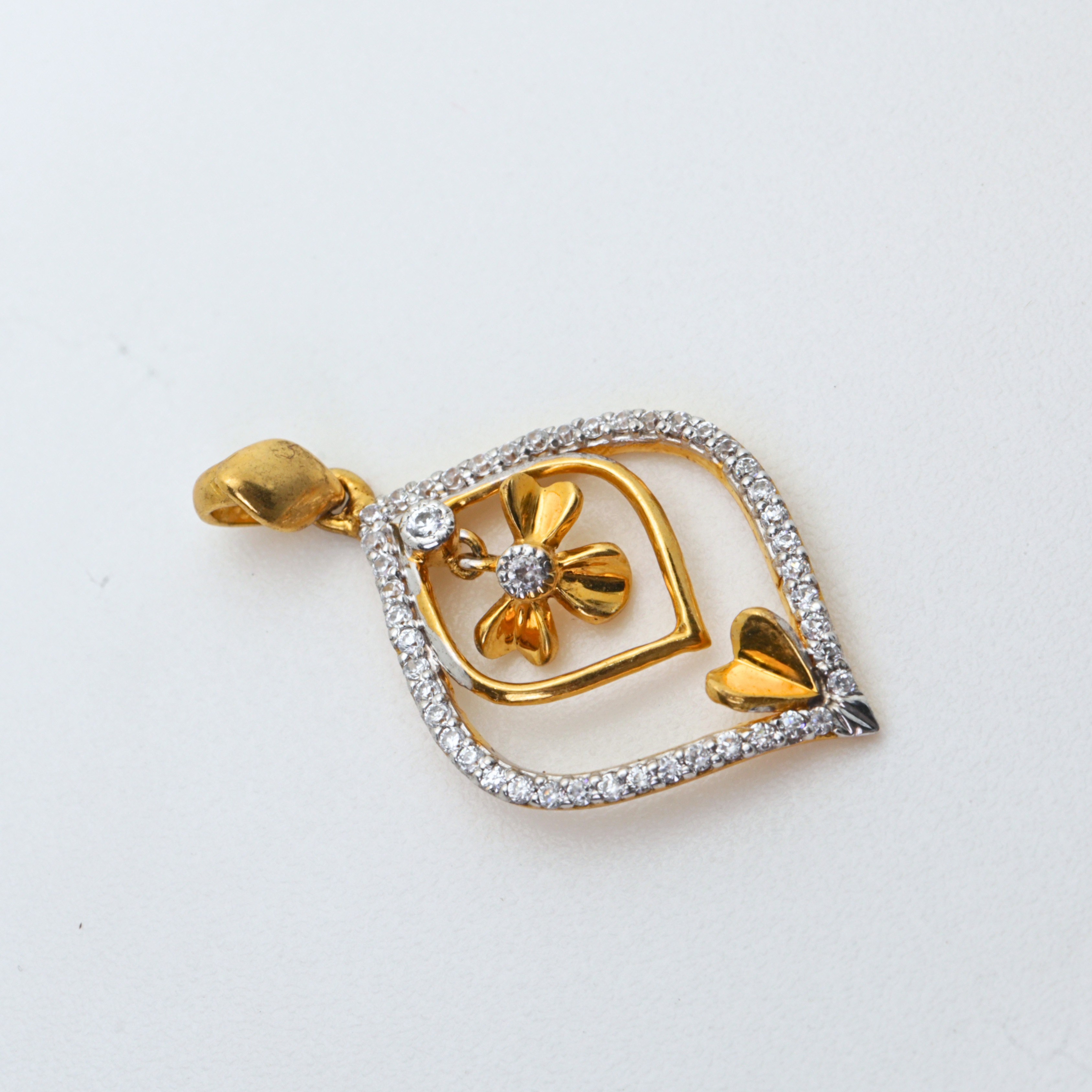 Diamond Gold Pendant in Yellow Gold