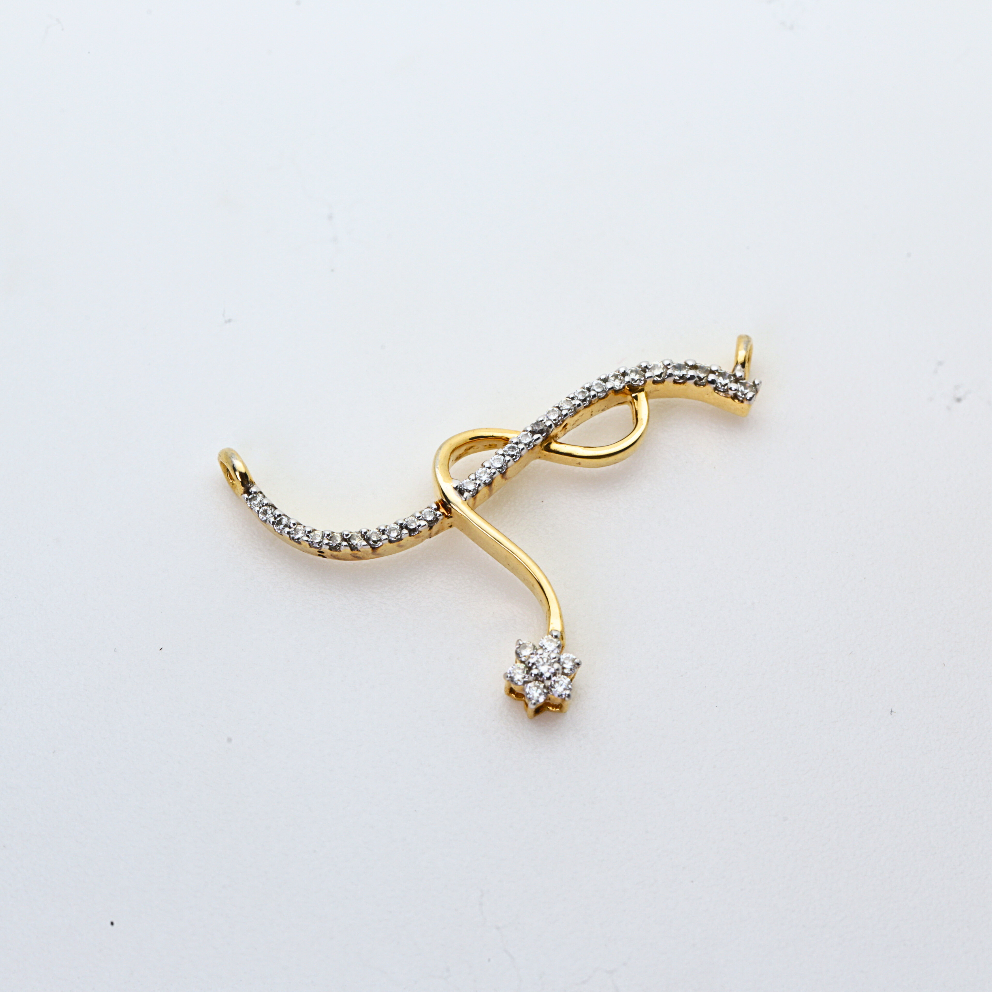 Flowing Gold Pendant With Curved Sparkle Design