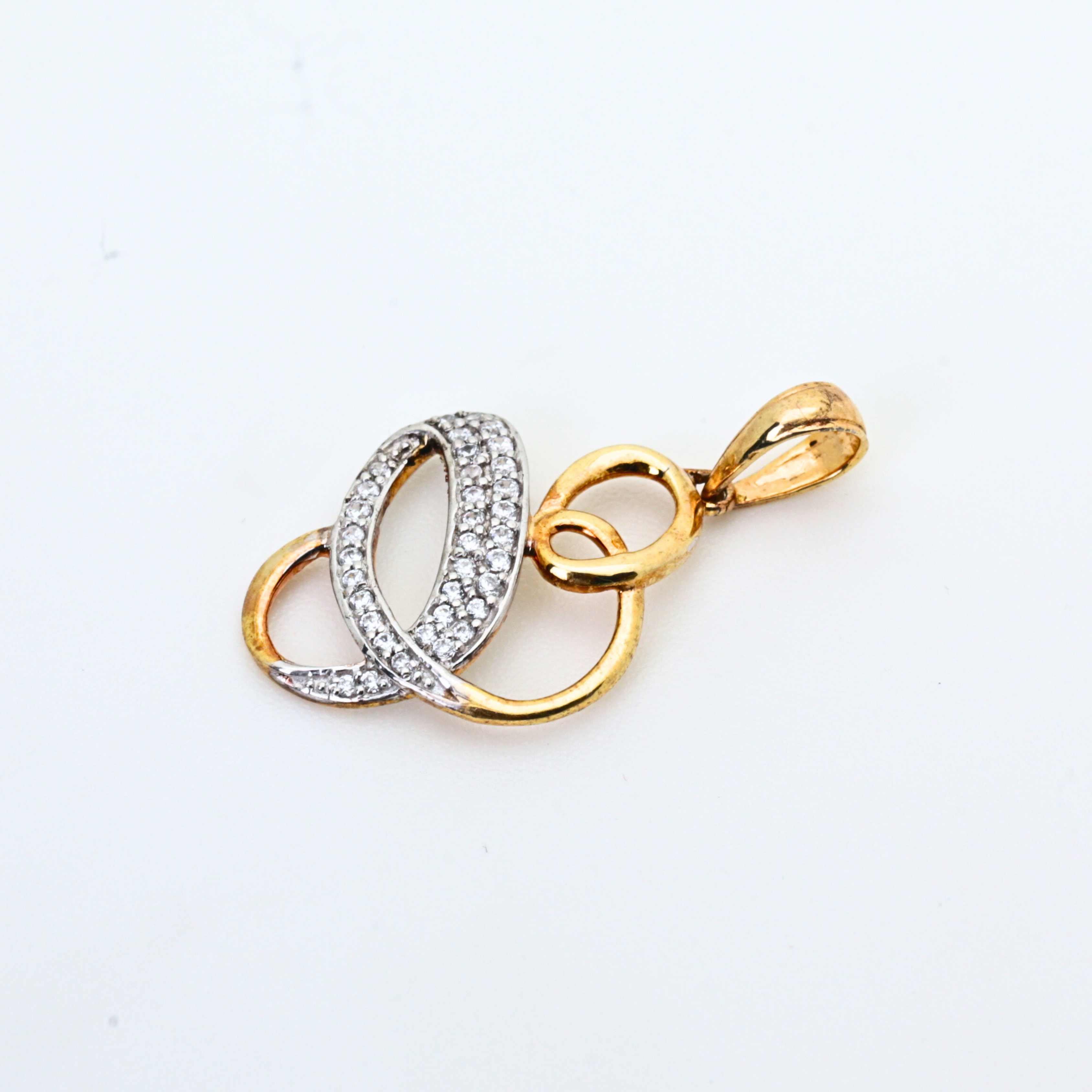 Diamond Pendant for Women in Oval Shape Gold
