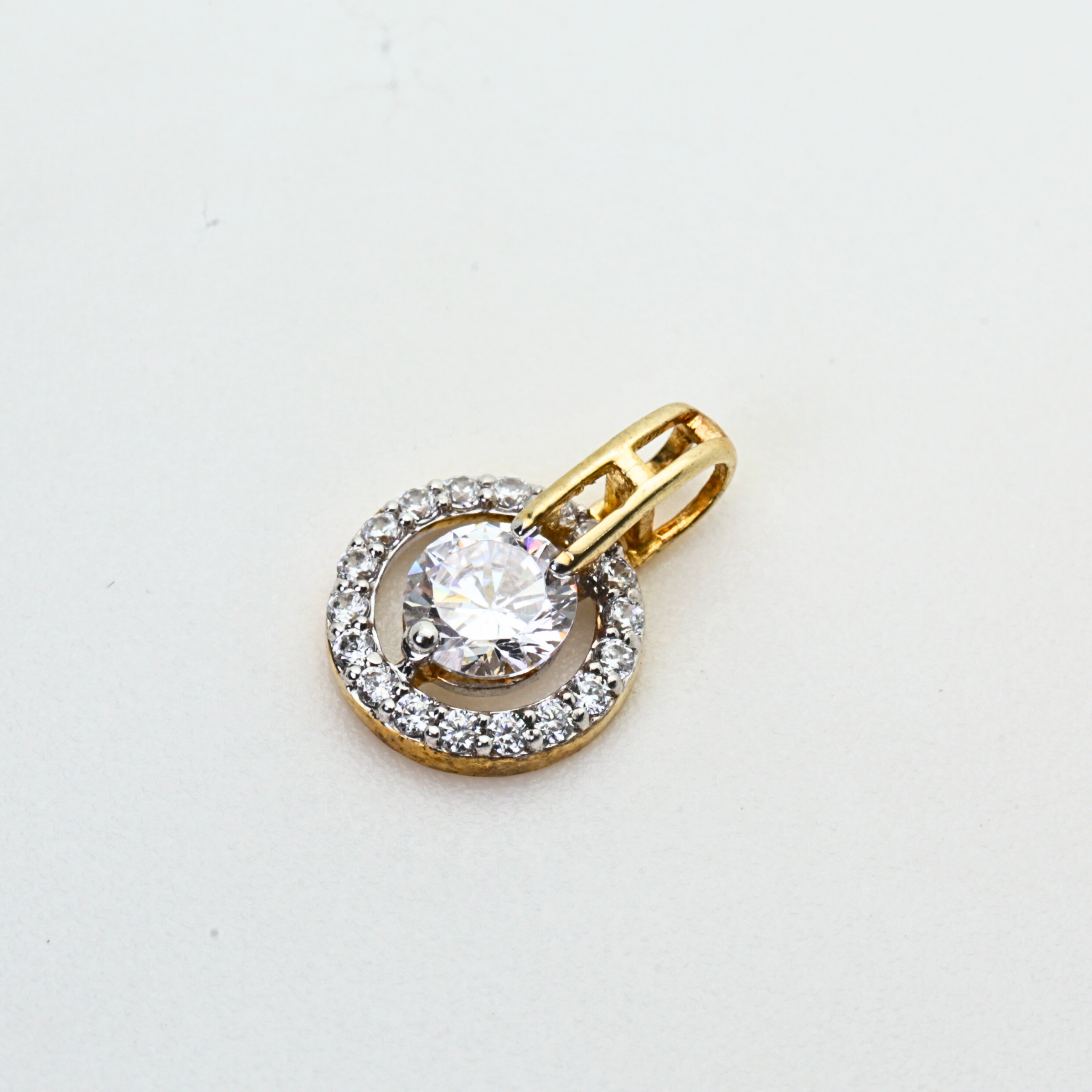 Round Halo Diamond Pendant for Elegant Styling