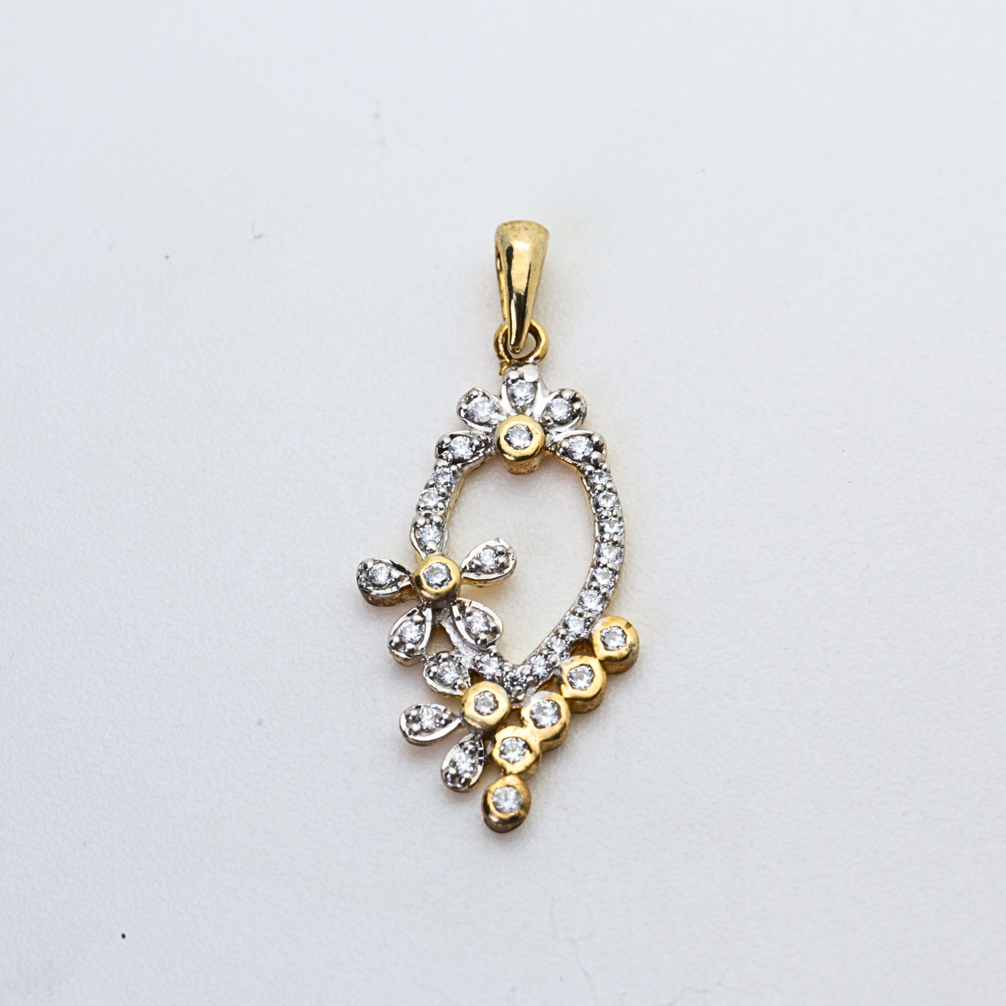 Yellow Gold Pendant in Round Stone Cut