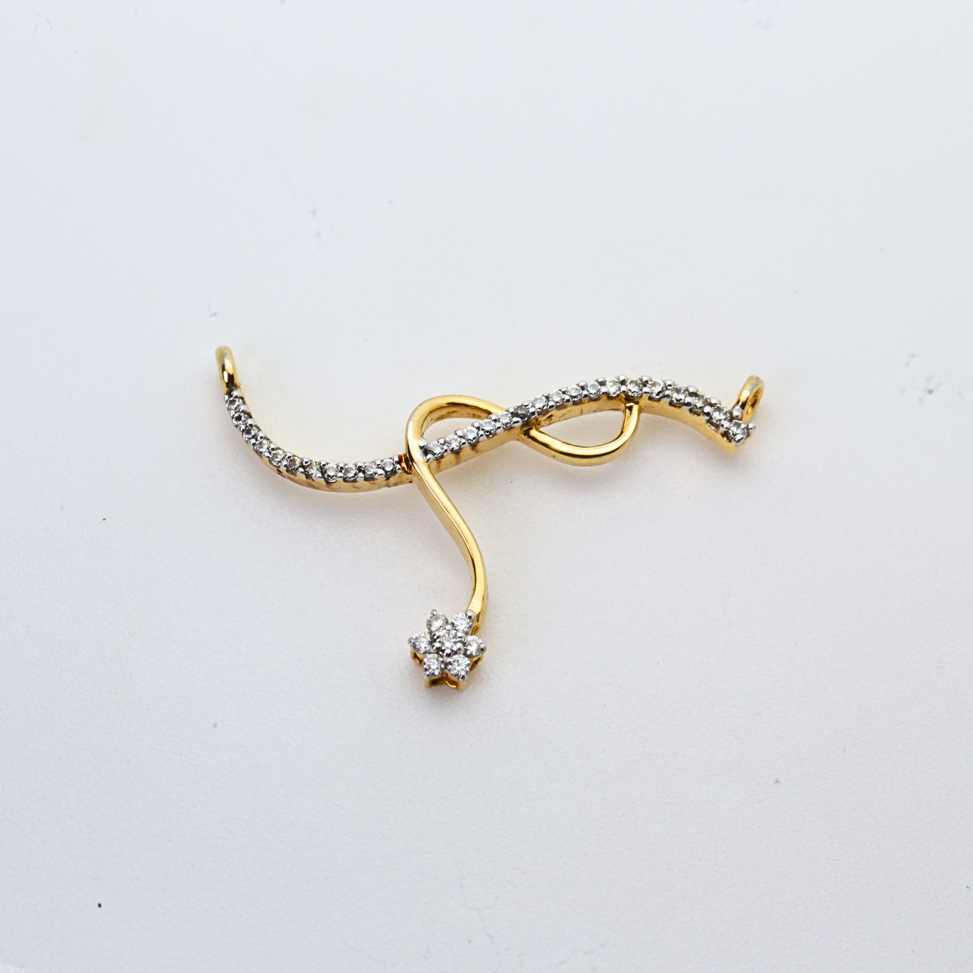 Flowing Gold Pendant With Curved Sparkle Design