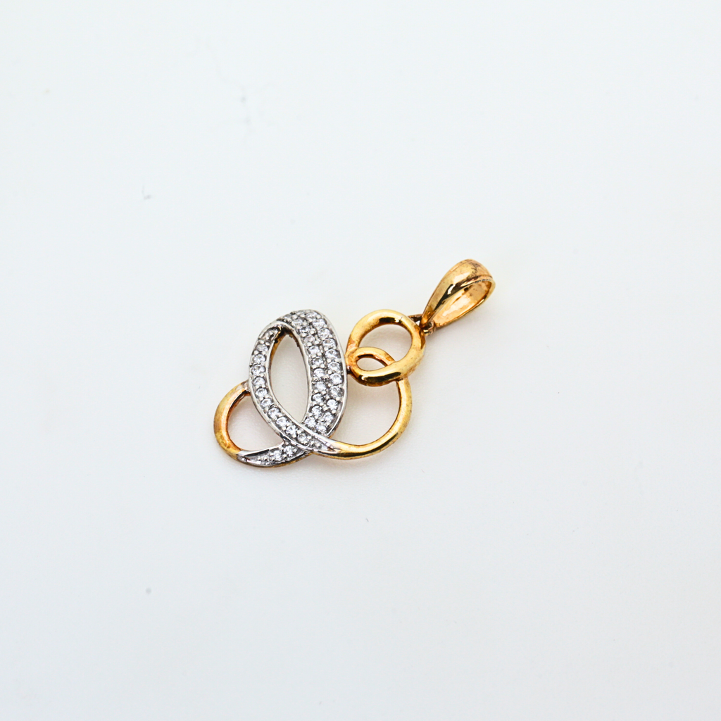 Diamond Pendant for Women in Oval Shape Gold