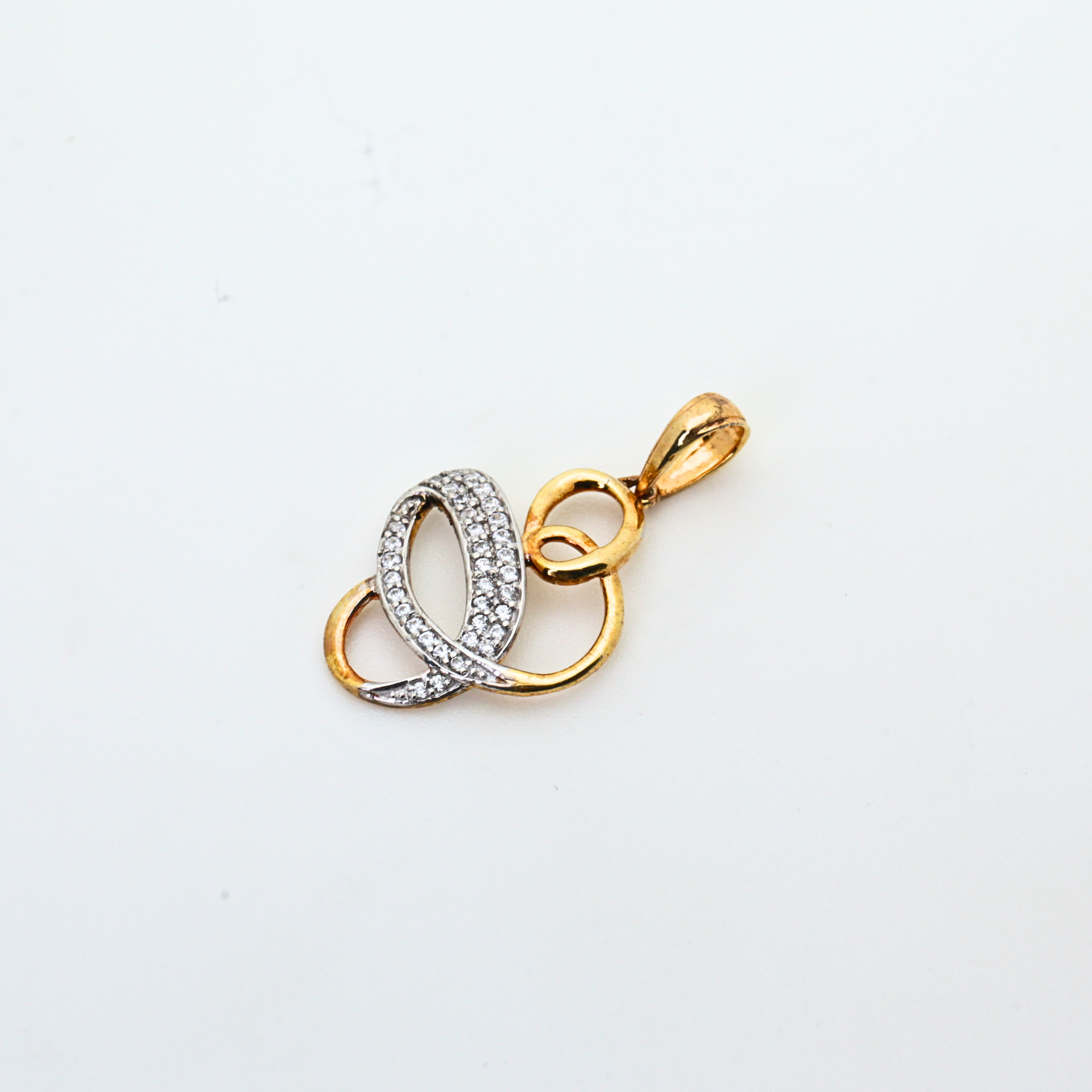 Diamond Pendant for Women in Oval Shape Gold