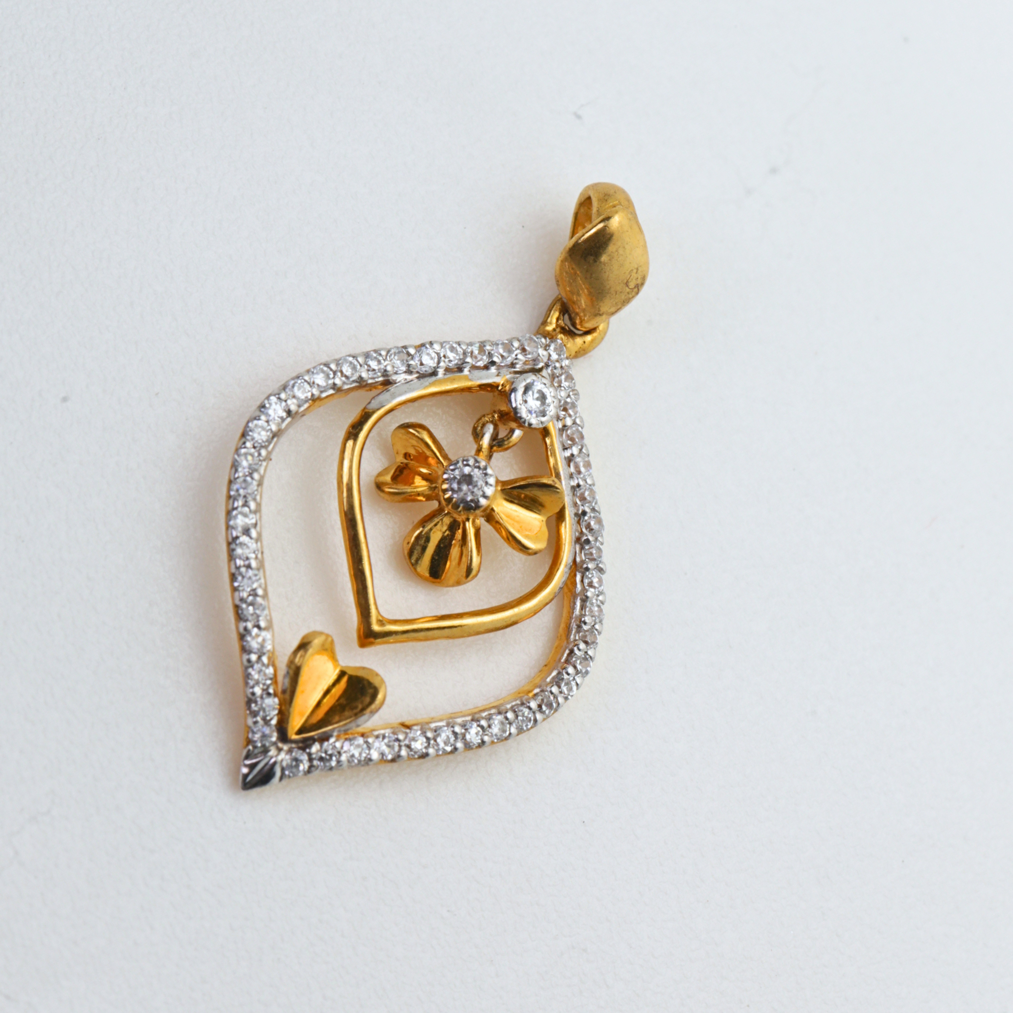 Diamond Gold Pendant in Yellow Gold