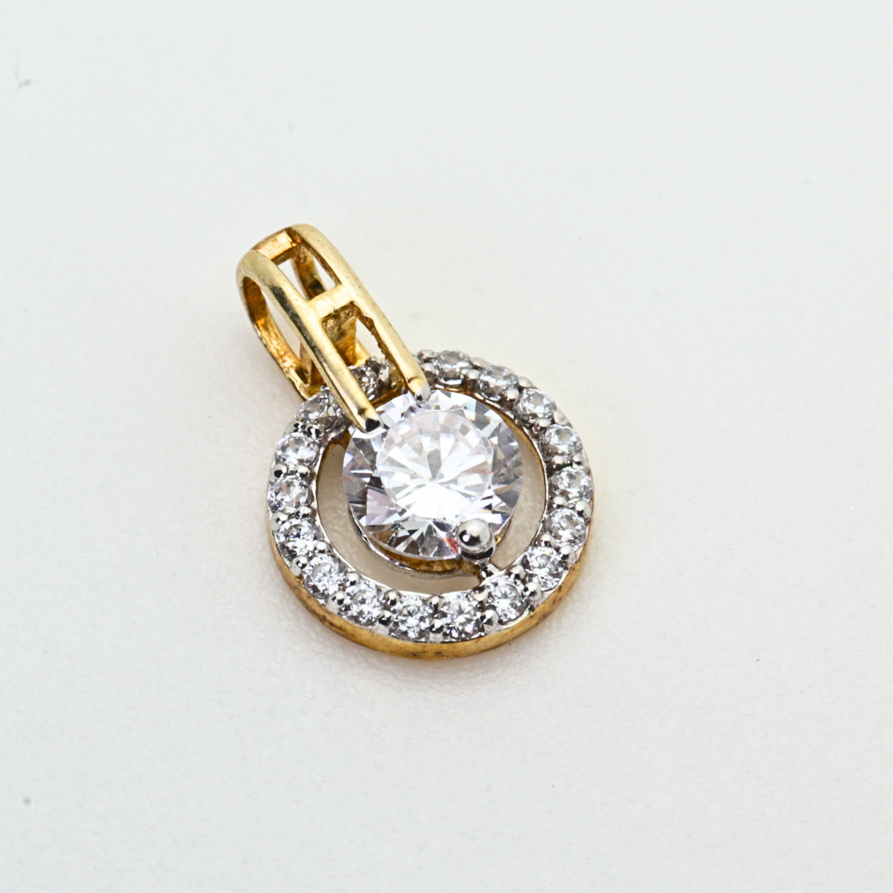 Round Halo Diamond Pendant for Elegant Styling