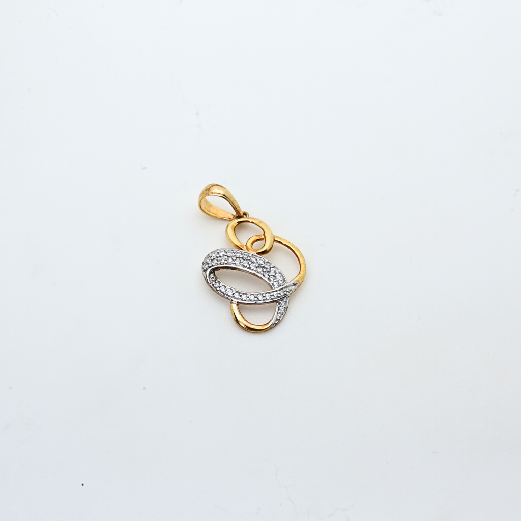 Diamond Pendant for Women in Oval Shape Gold