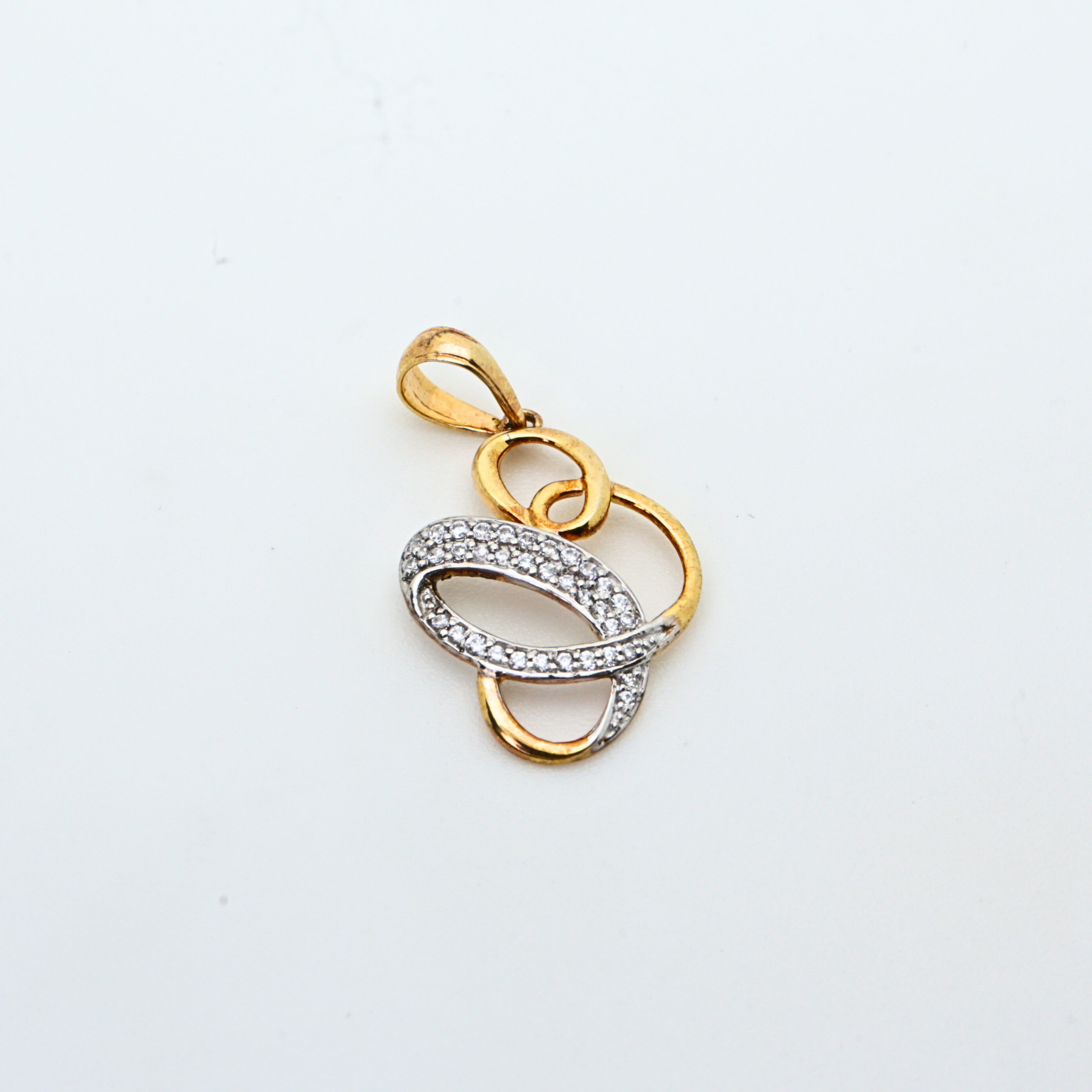 Diamond Pendant for Women in Oval Shape Gold