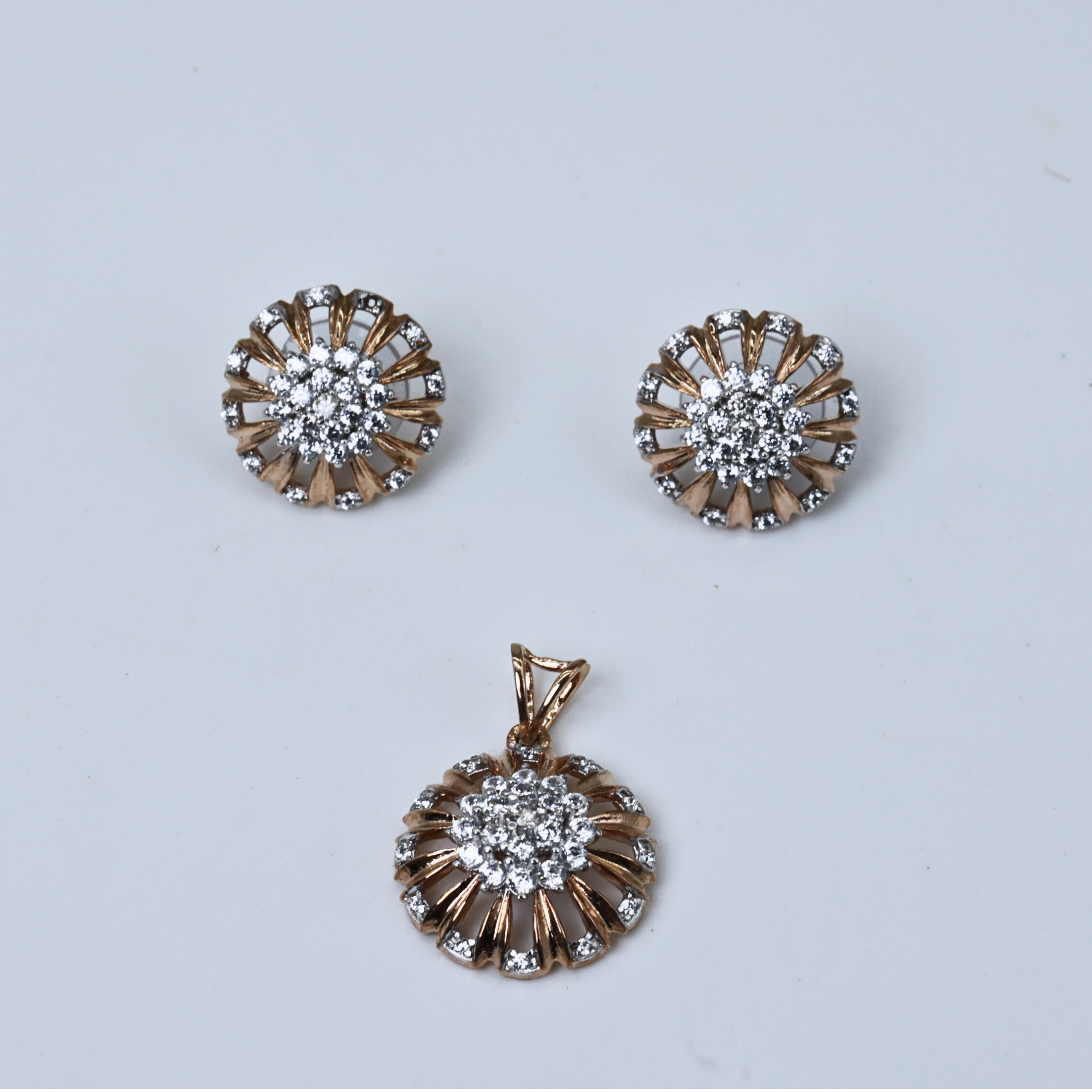 Diamond pendant soft light
Sunbeam pendant detail
Diamond cluster pendant close shot
Sunbeam pendant side view
Diamond pendant top view
Sunbeam pendant polished finish
Cluster diamond pendant laying flat
Sunbeam pendant bright shine
Diamond pendant soft shadow
Sunbeam pendant clear stones