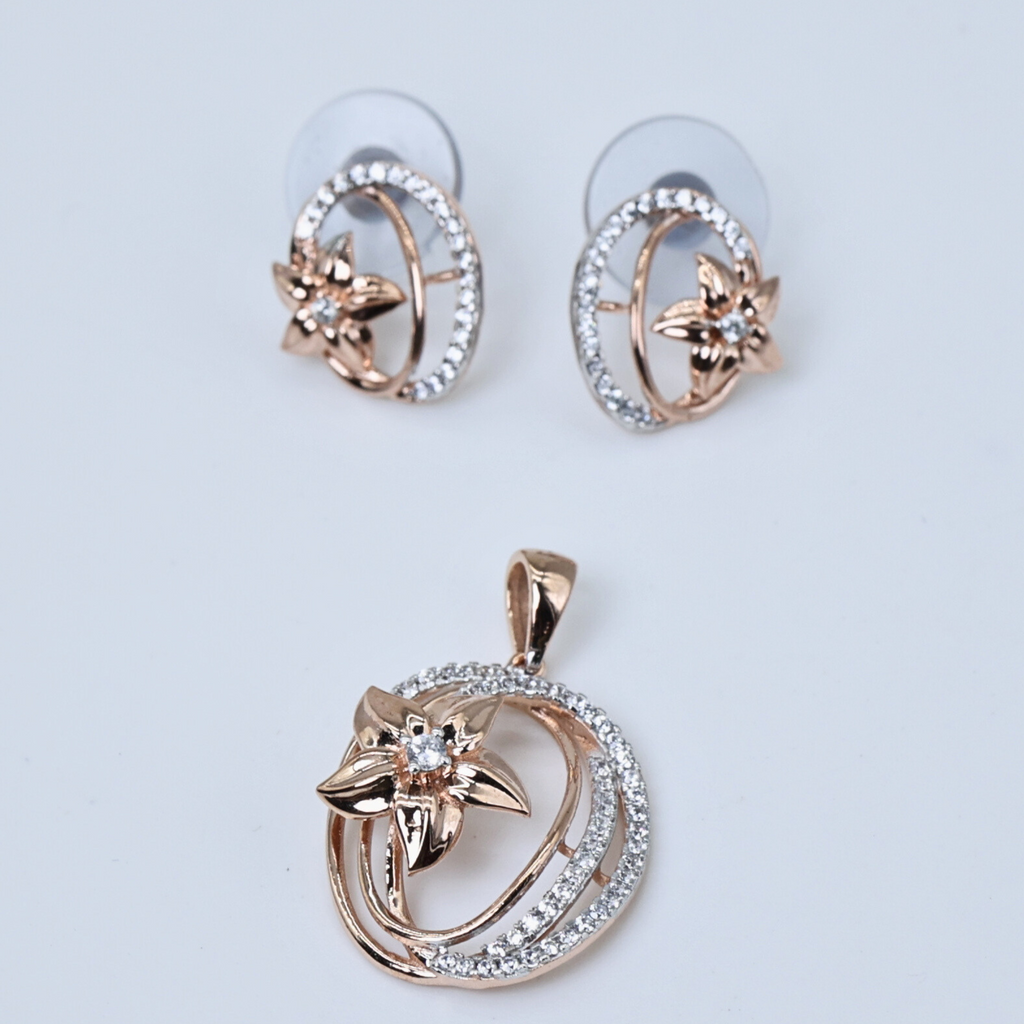 Elegant floral design pendant
Floral shaped diamond pendant
Radiant flower pendant
Curved floral diamond necklace
Diamond floral pendant
Elegant floral curve necklace
Diamond pendant with flowers
Floral curve design
Flower shaped pendant
Radiant floral diamond necklace