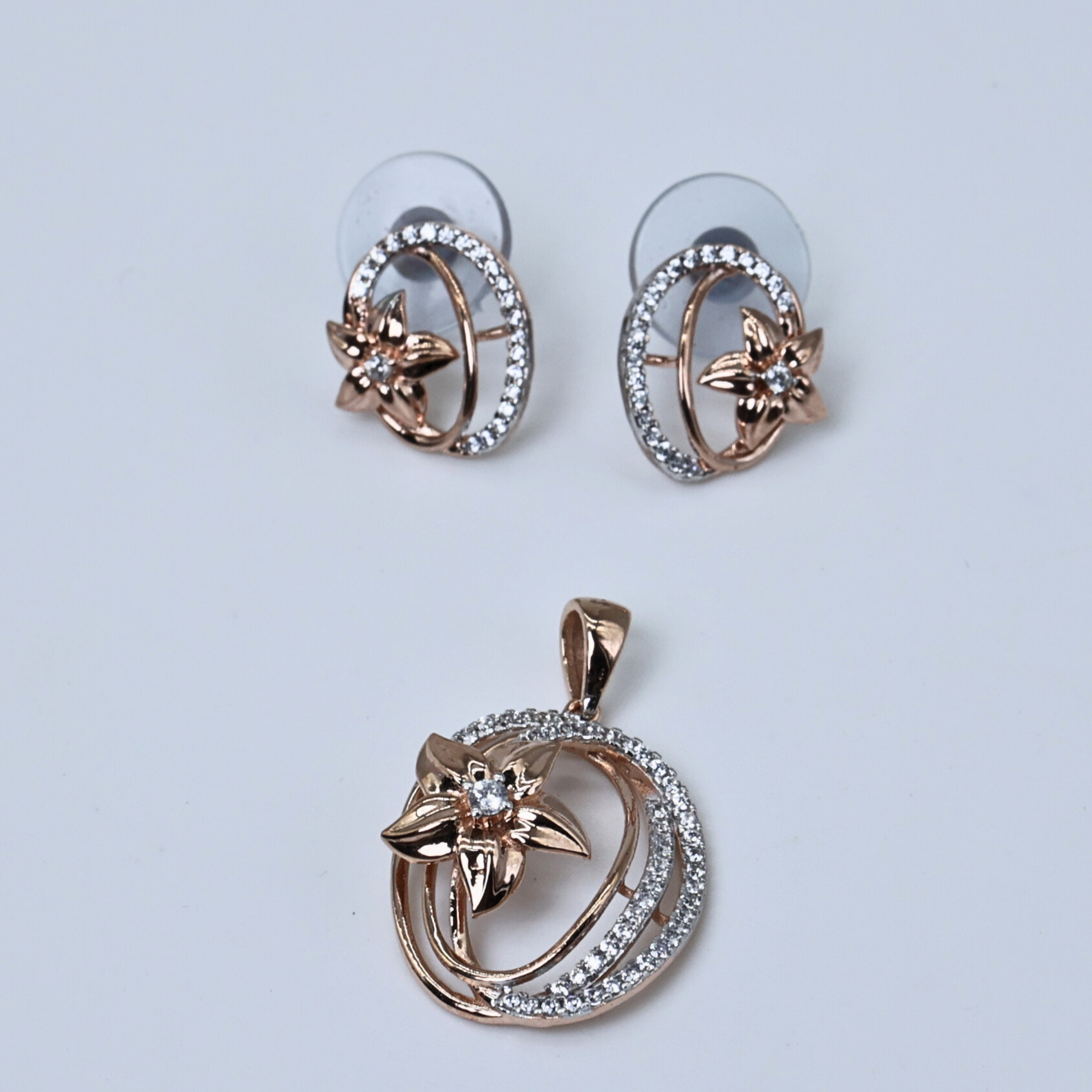 Diamond floral curve pendant
Floral pendant with diamonds
Elegant flower pendant
Curved flower pendant
Radiant floral design
Diamond pendant with curve
Floral diamond necklace
Elegant flower design
Diamond flower pendant
Radiant diamond pendant