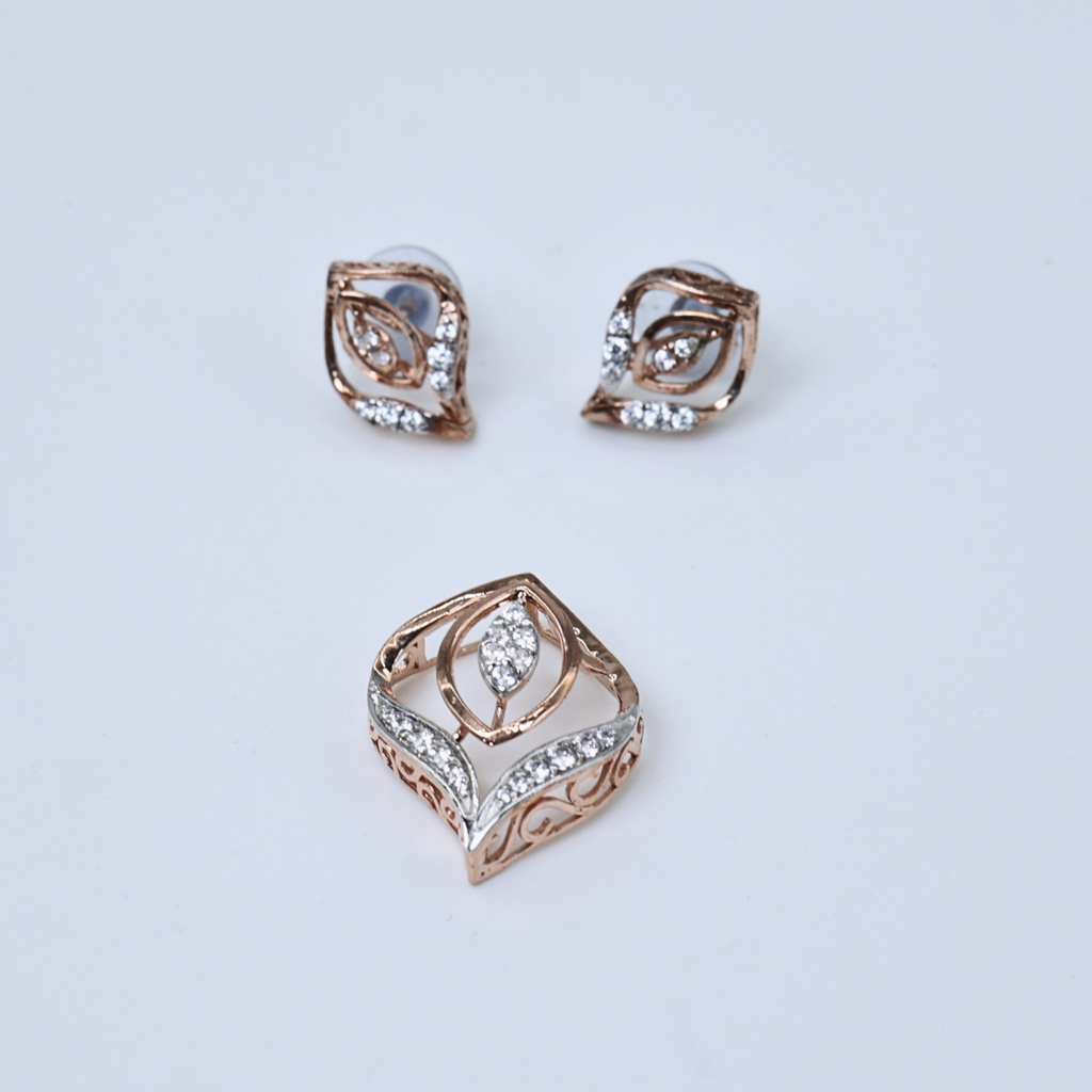 Diamond leaf pendant with shine
Polished diamond leaf pendant
Radiant leaf design pendant
Shiny diamond leaf
Sculpted pendant with leaf
Simple leaf pendant with diamonds
Sophisticated leaf pendant
Graceful pendant with diamonds
Leaf pendant with glow
Shiny pendant with diamonds