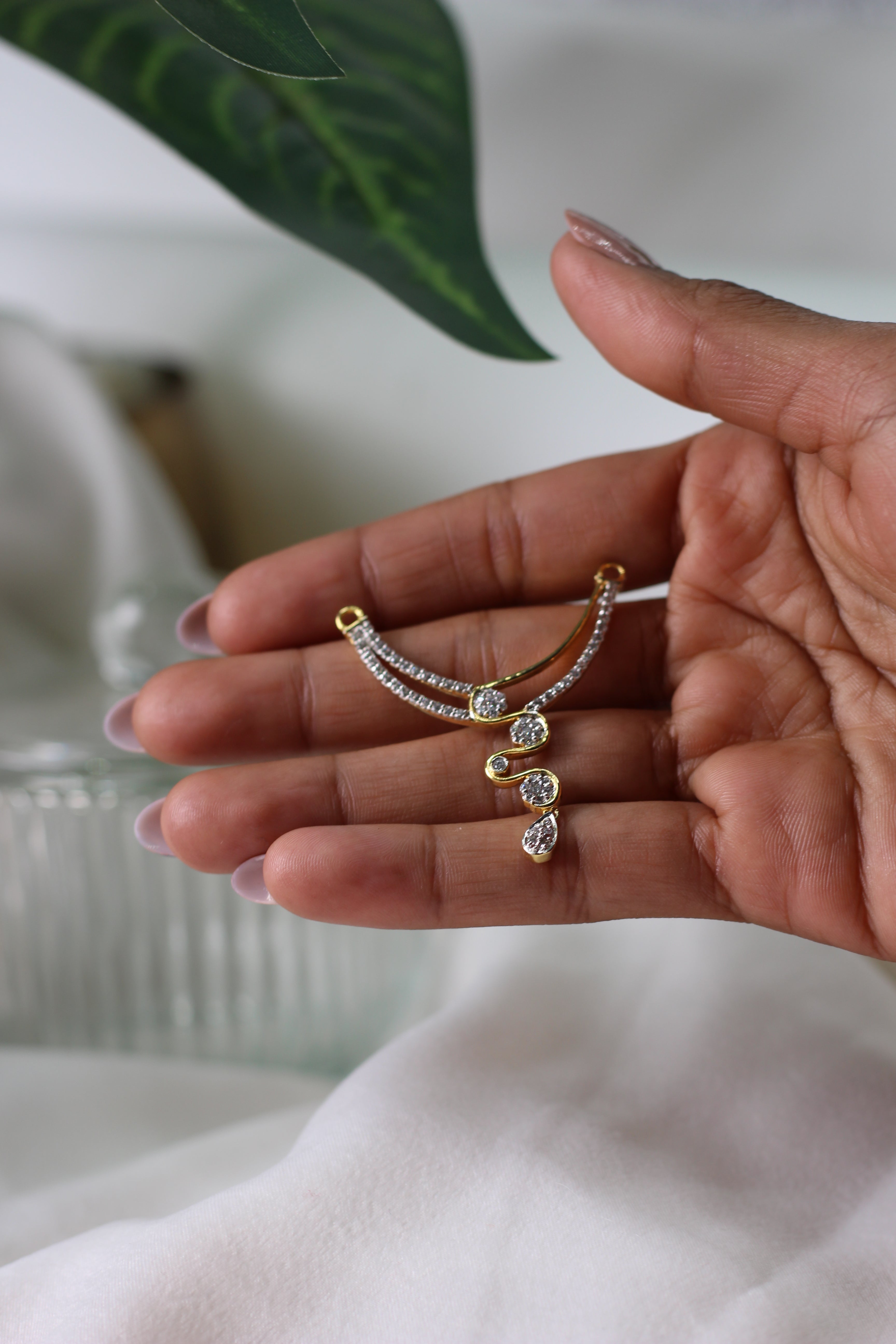 Gold Flow Drop Diamond Pendant Design