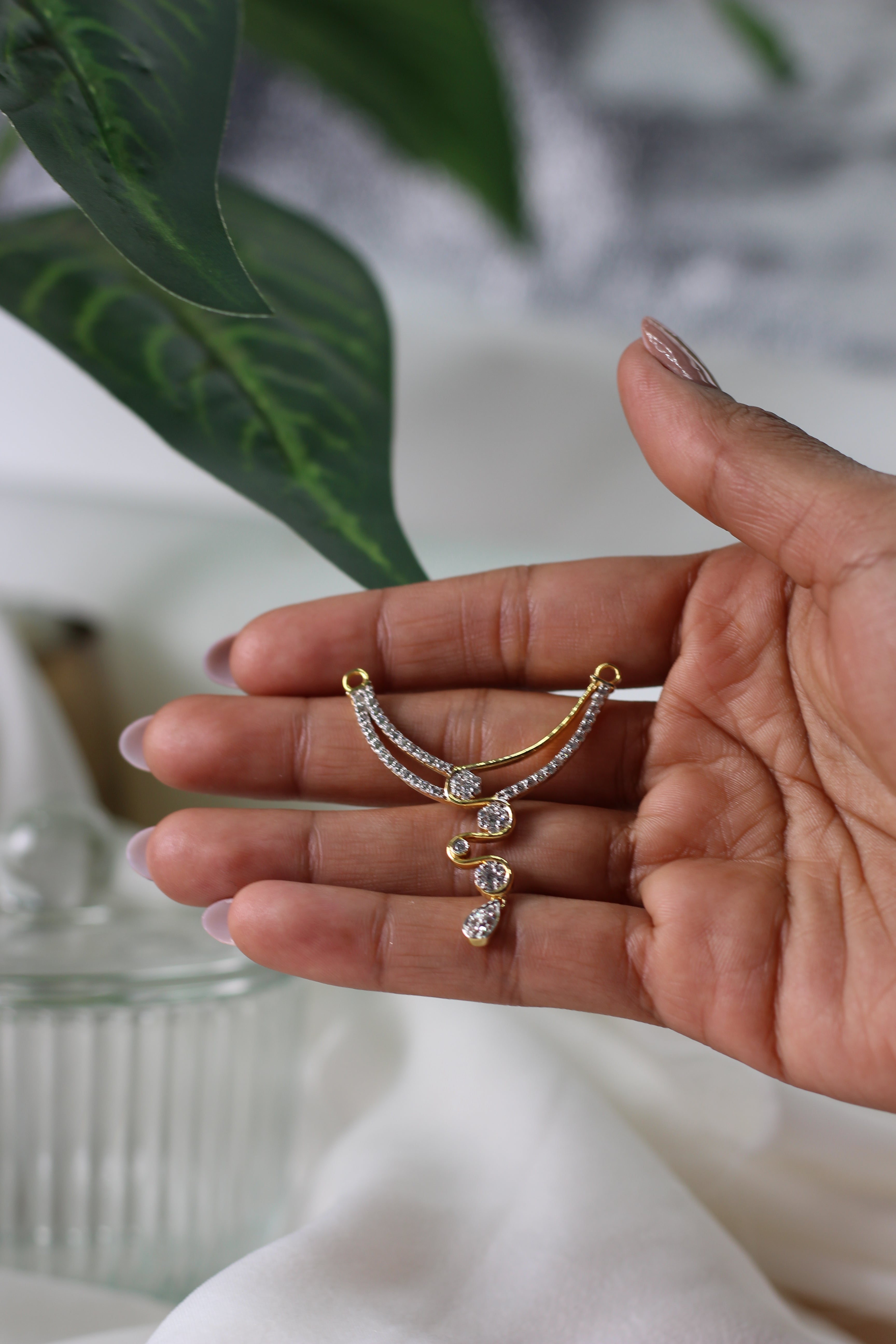 Gold Flow Drop Diamond Pendant Design