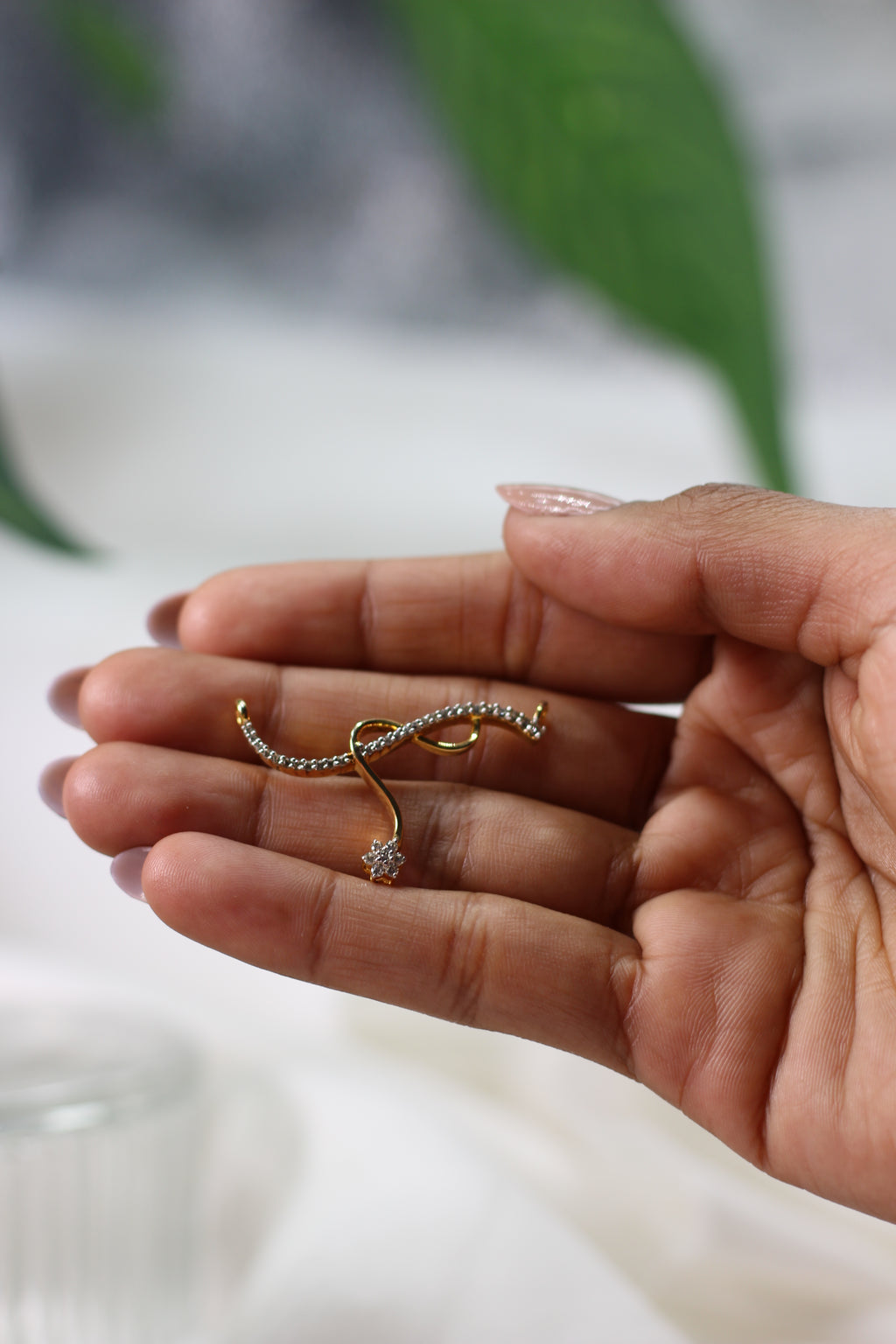 Flowing Gold Pendant With Curved Sparkle Design