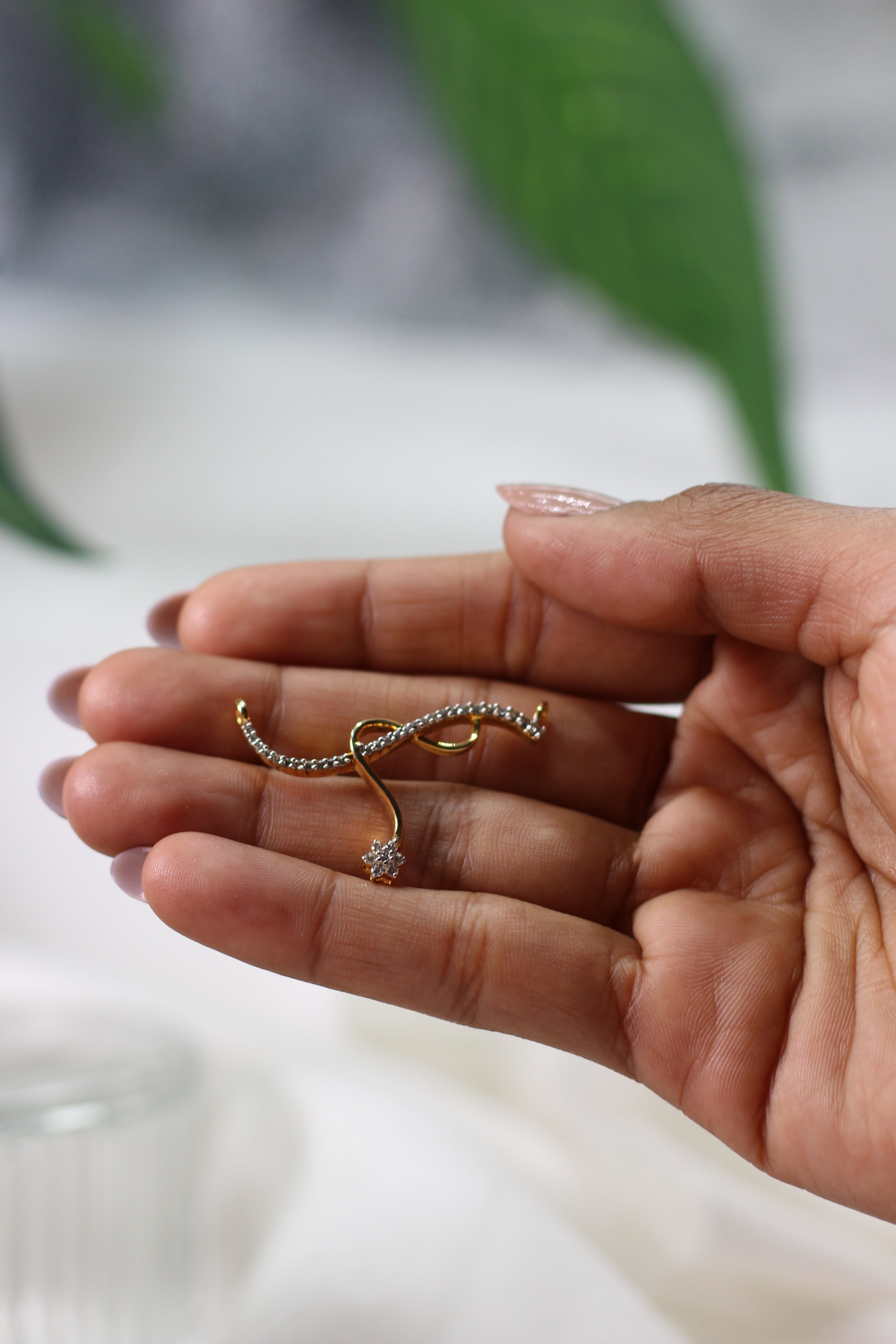 Flowing Gold Pendant With Curved Sparkle Design
