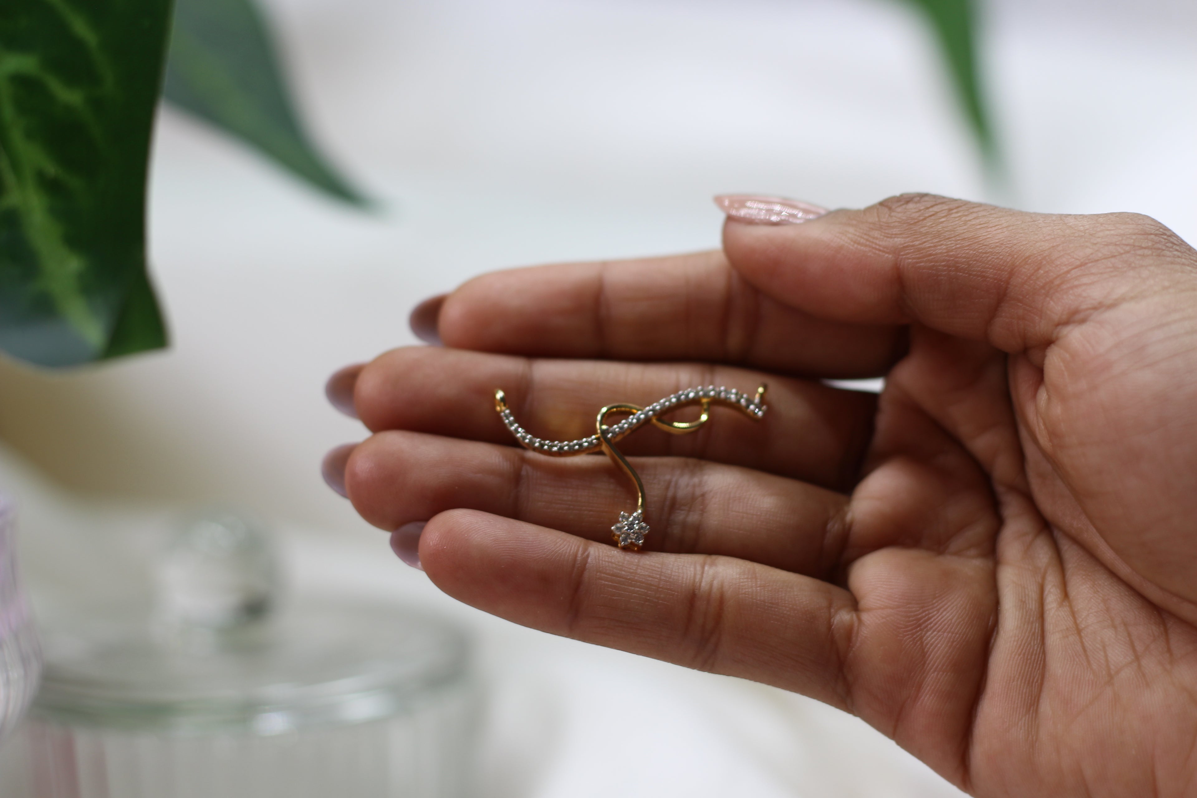 Flowing Gold Pendant With Curved Sparkle Design