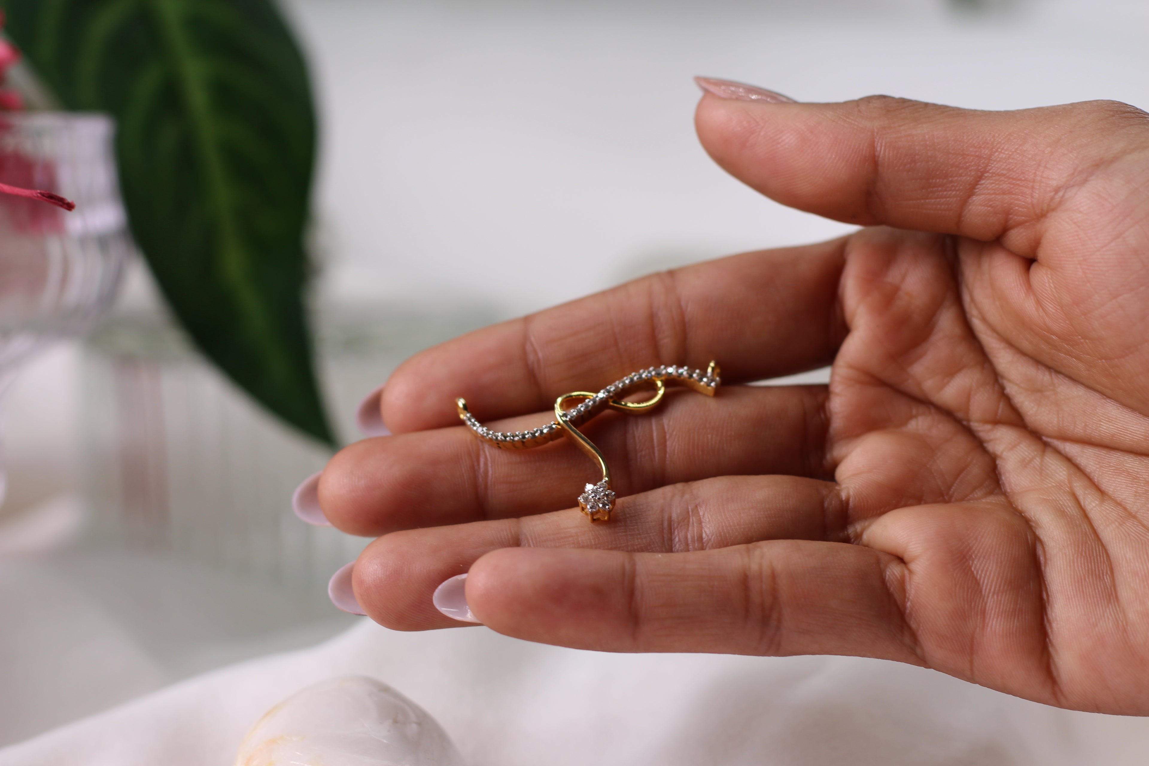 Flowing Gold Pendant With Curved Sparkle Design