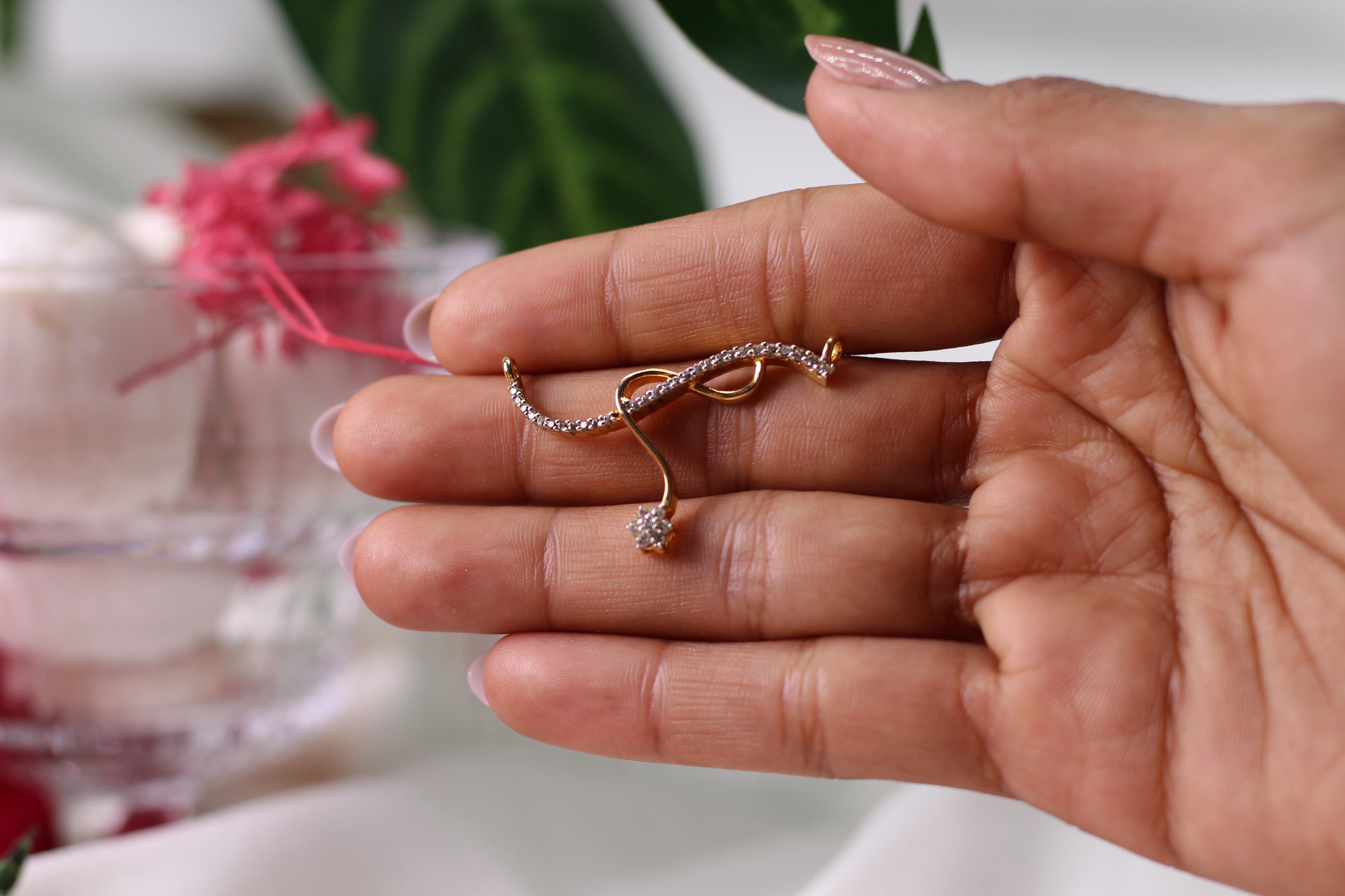 Flowing Gold Pendant With Curved Sparkle Design