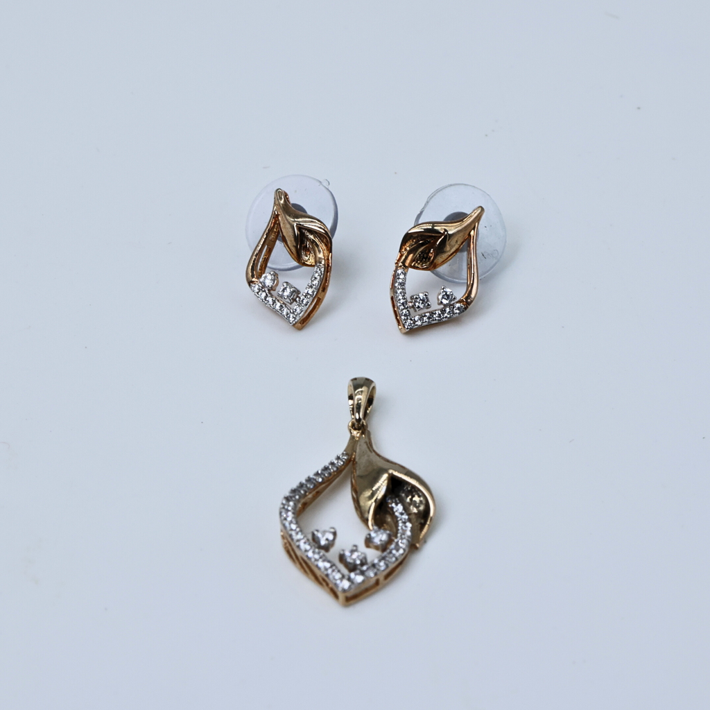 Elegant leaf pendant
Delicate leaf design
Leaf shaped pendant
Simple leaf pendant
Polished leaf pendant
Natural leaf pendant
Graceful leaf motif
Leaf pendant with shine
Leaf pendant necklace
Sculpted leaf pendant