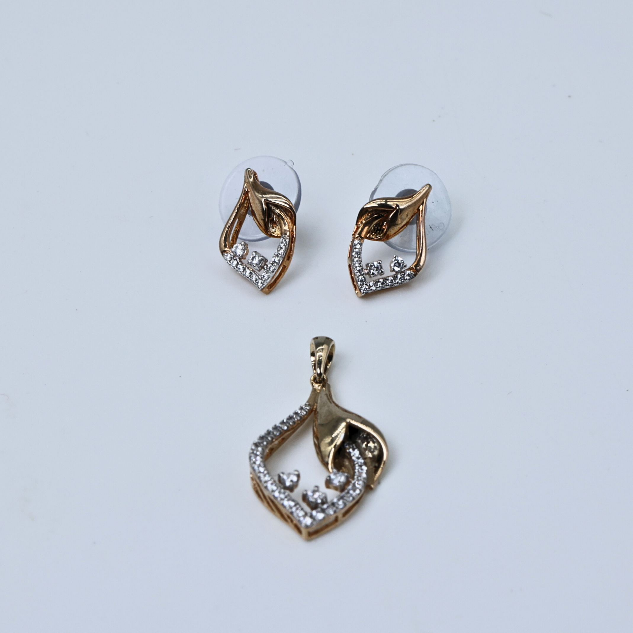 Elegant leaf pendant
Delicate leaf design
Leaf shaped pendant
Simple leaf pendant
Polished leaf pendant
Natural leaf pendant
Graceful leaf motif
Leaf pendant with shine
Leaf pendant necklace
Sculpted leaf pendant