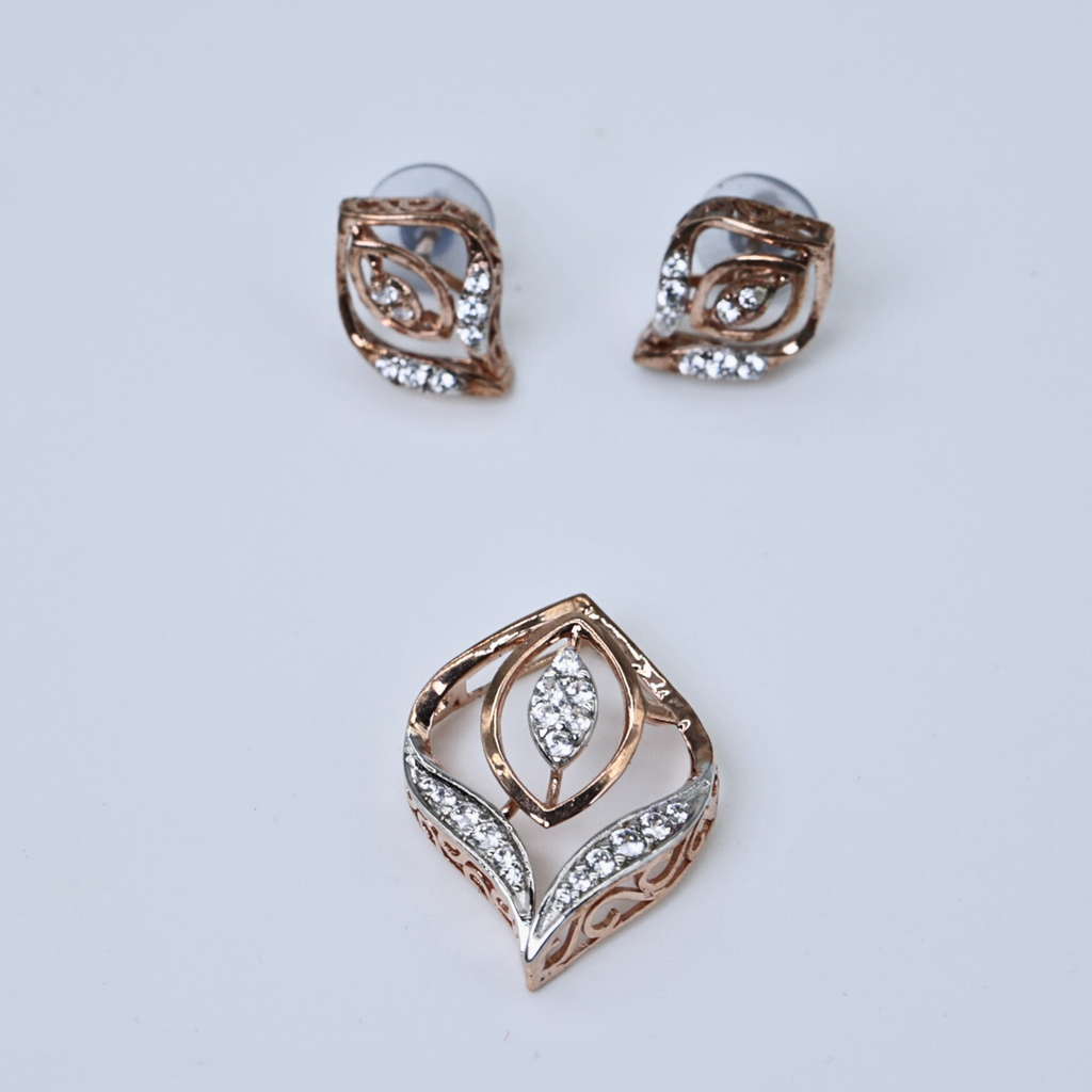 Delicate leaf pendant
Leaf inspired pendant
Graceful leaf pendant
Leaf design pendant
Leaf pendant with diamonds
Leaf pendant with shine
Diamond leaf pendant
Radiant leaf with diamonds
Elegant pendant with leaf
Shiny pendant with diamonds