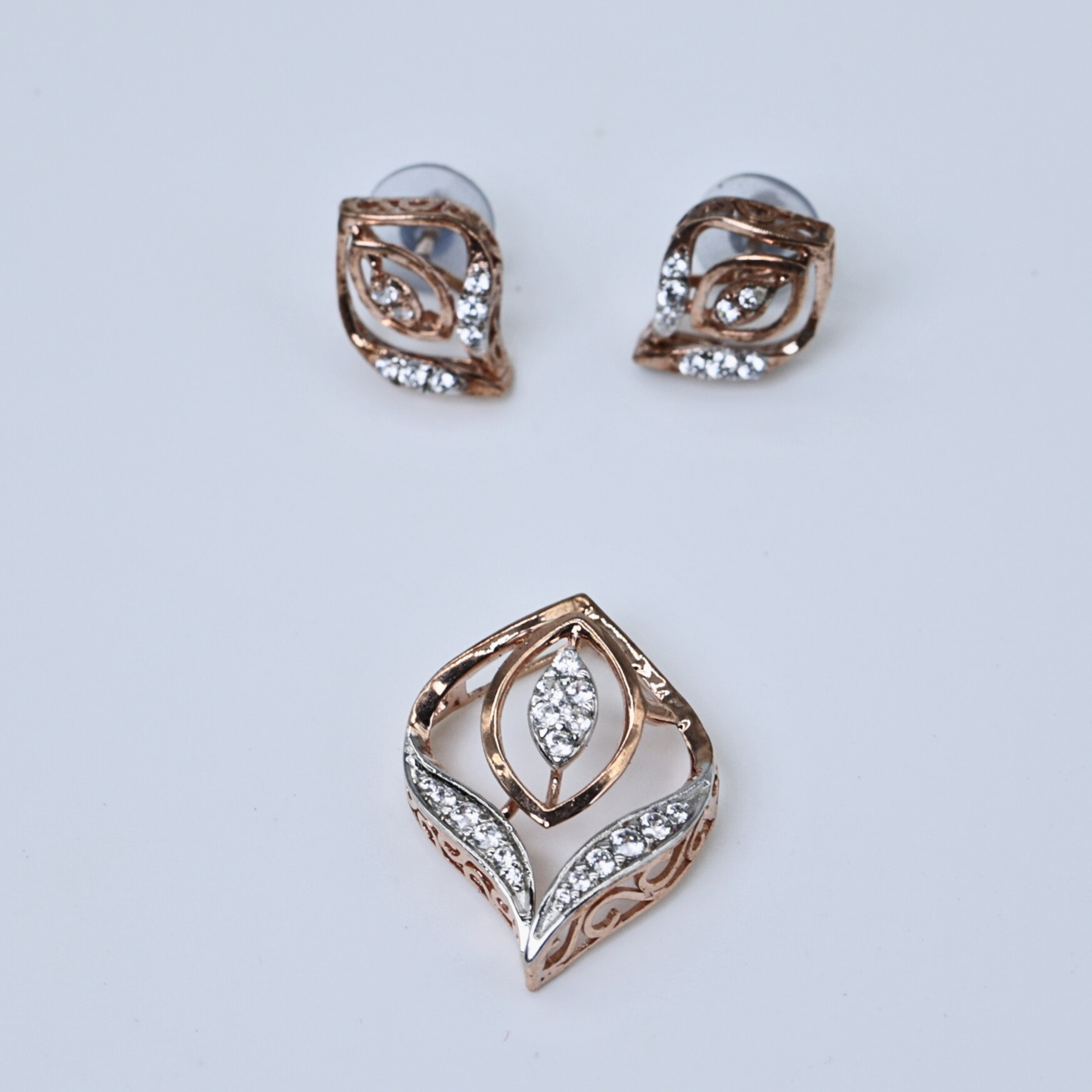 Delicate leaf pendant
Leaf inspired pendant
Graceful leaf pendant
Leaf design pendant
Leaf pendant with diamonds
Leaf pendant with shine
Diamond leaf pendant
Radiant leaf with diamonds
Elegant pendant with leaf
Shiny pendant with diamonds