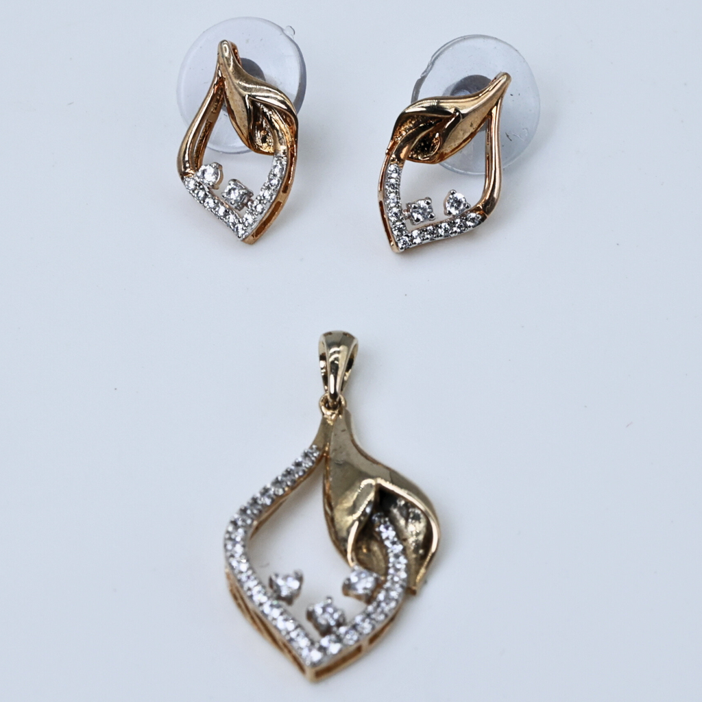 Modern leaf pendant
Organic leaf pendant
Leaf pendant with detail
Subtle leaf design
Clean leaf pendant
Delicate leaf necklace
Simple leaf design
Elegant leaf motif
Smooth leaf pendant
Soft leaf pendant