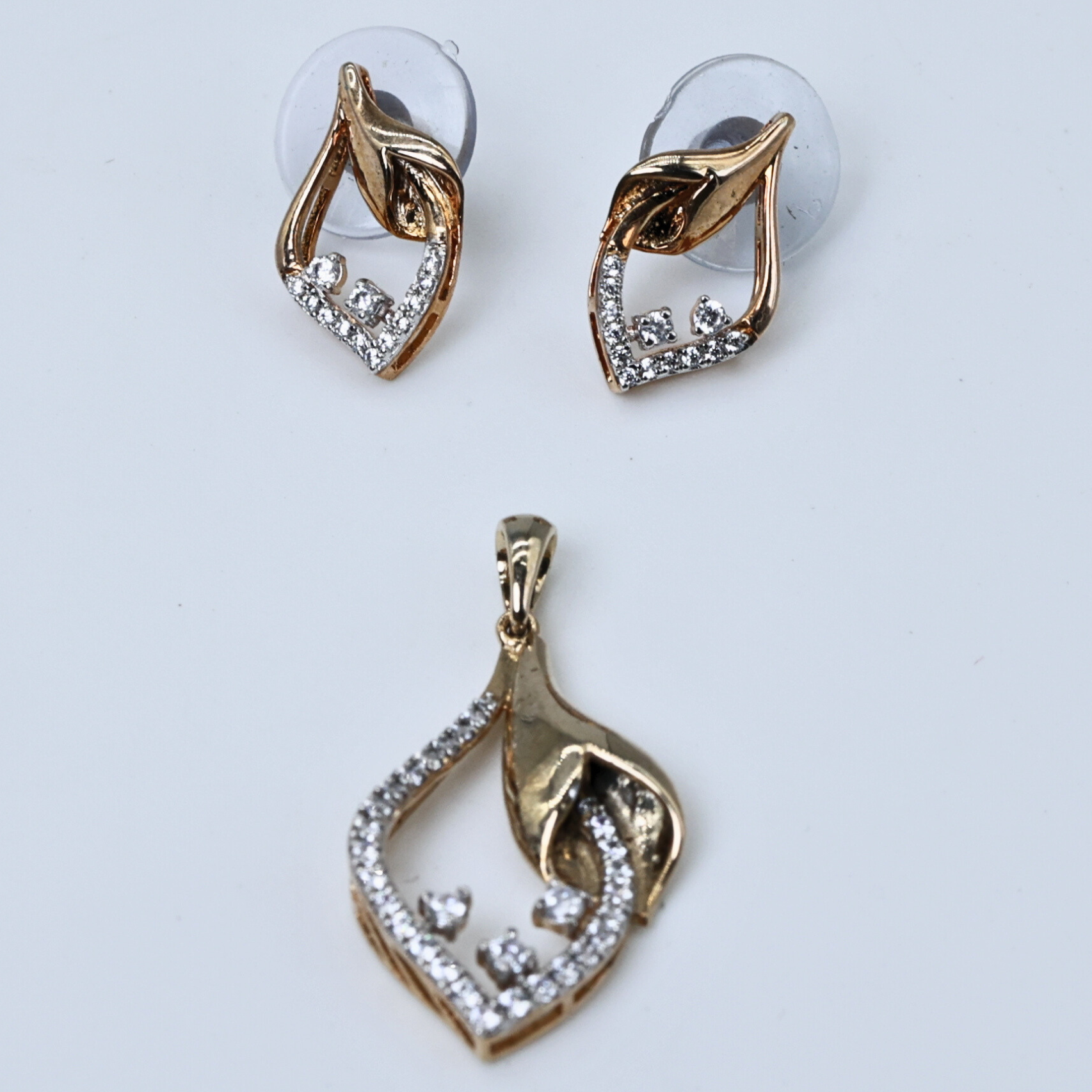 Modern leaf pendant
Organic leaf pendant
Leaf pendant with detail
Subtle leaf design
Clean leaf pendant
Delicate leaf necklace
Simple leaf design
Elegant leaf motif
Smooth leaf pendant
Soft leaf pendant