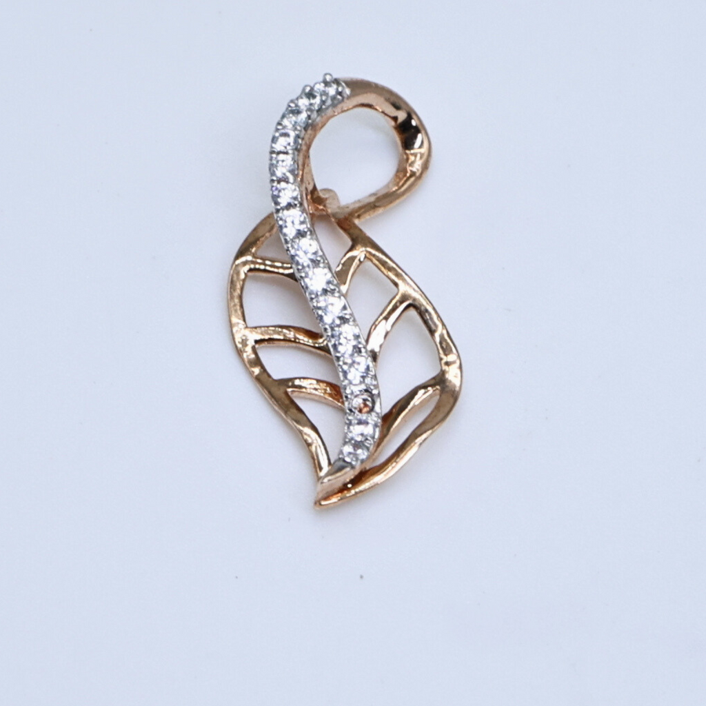 Leaf stream pendant
Graceful leaf pendant
Leaf pendant
Elegant leaf pendant
Leaf shaped pendant
Stream design pendant
Leaf pendant with diamonds
Shiny diamond pendant
Contemporary leaf pendant
Leaf pendant with shine