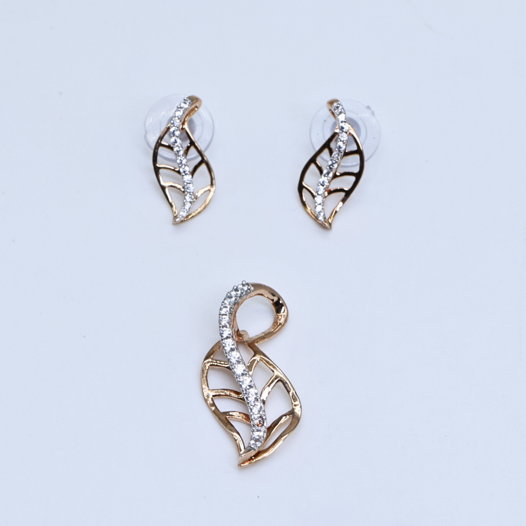 Delicate leaf pendant
Diamond accent leaf pendant
Curved leaf pendant
Elegant leaf design
Graceful pendant with leaf
Leaf pendant with shine
Leaf stream with diamonds
Sculpted leaf with diamonds
Diamond leaf design
Radiant diamond pendant