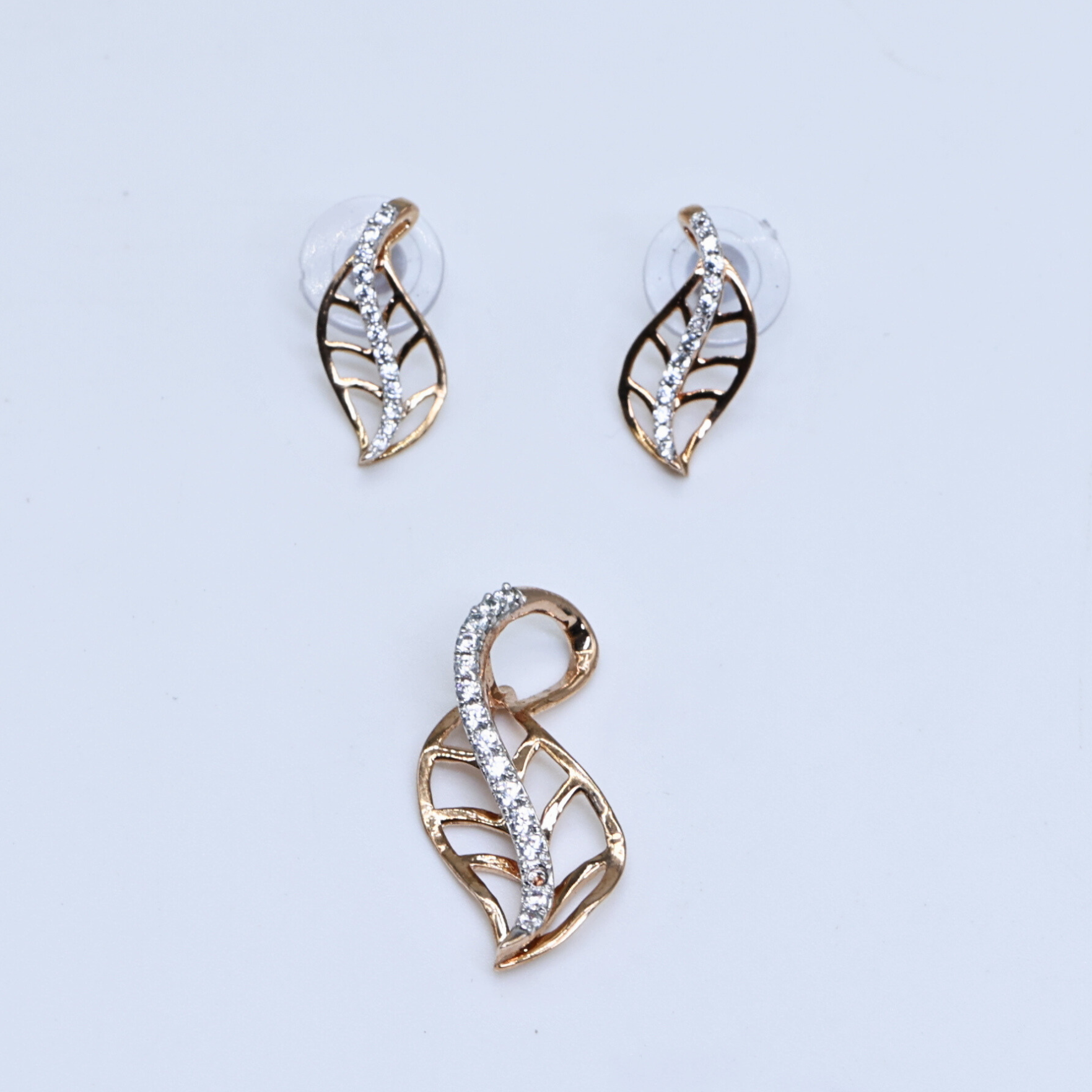 Delicate leaf pendant
Diamond accent leaf pendant
Curved leaf pendant
Elegant leaf design
Graceful pendant with leaf
Leaf pendant with shine
Leaf stream with diamonds
Sculpted leaf with diamonds
Diamond leaf design
Radiant diamond pendant