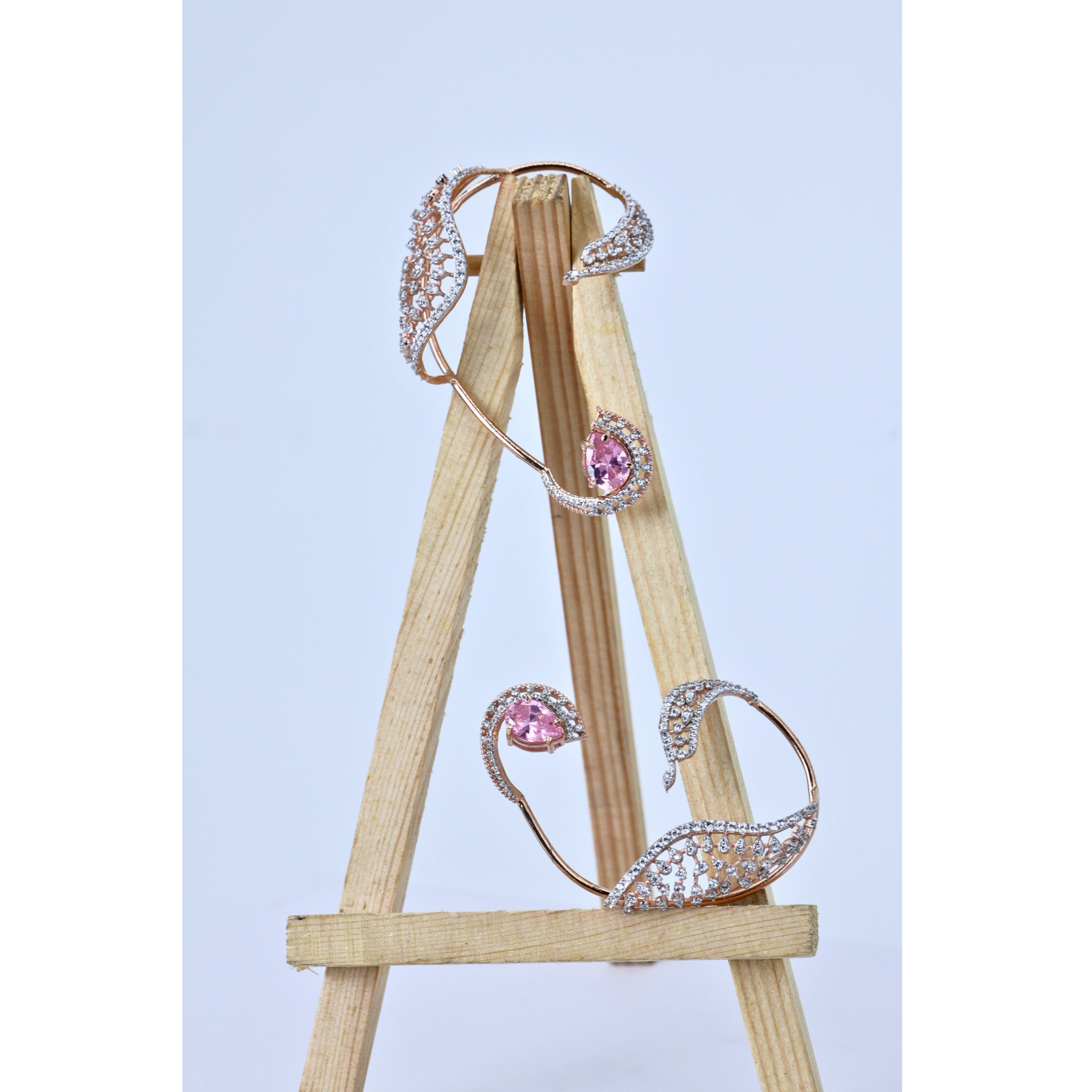 Graceful pink diamond ear cuff
Modern swan curve cuff
Pink diamond ear cuff with swan shape
Swan curve ear cuff with diamonds
Beautiful pink diamond ear cuff
Feminine pink diamond ear cuff
Opulent pink diamond ear cuff
Refined swan curve cuff
Elegant pink diamond ear accessory
Swan shaped pink diamond cuff