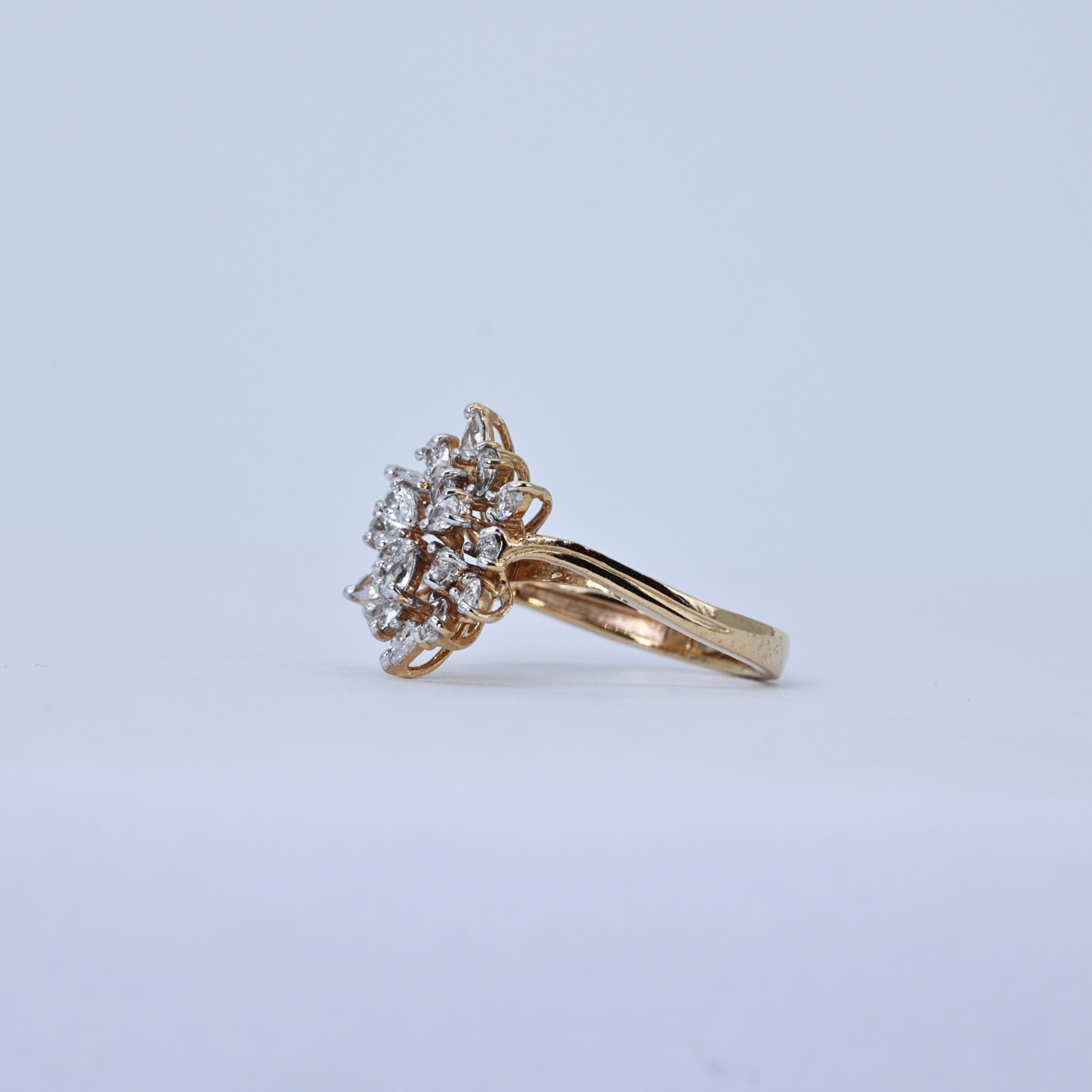 Diamond facets close up
Modern cluster diamond ring
Shimmering diamond ring
Radiant diamond cluster ring
Ring reflecting light
Geometric cluster diamond ring
Starburst ring close up
Square diamond cluster ring
Diamond ring angled view
Cluster ring detail