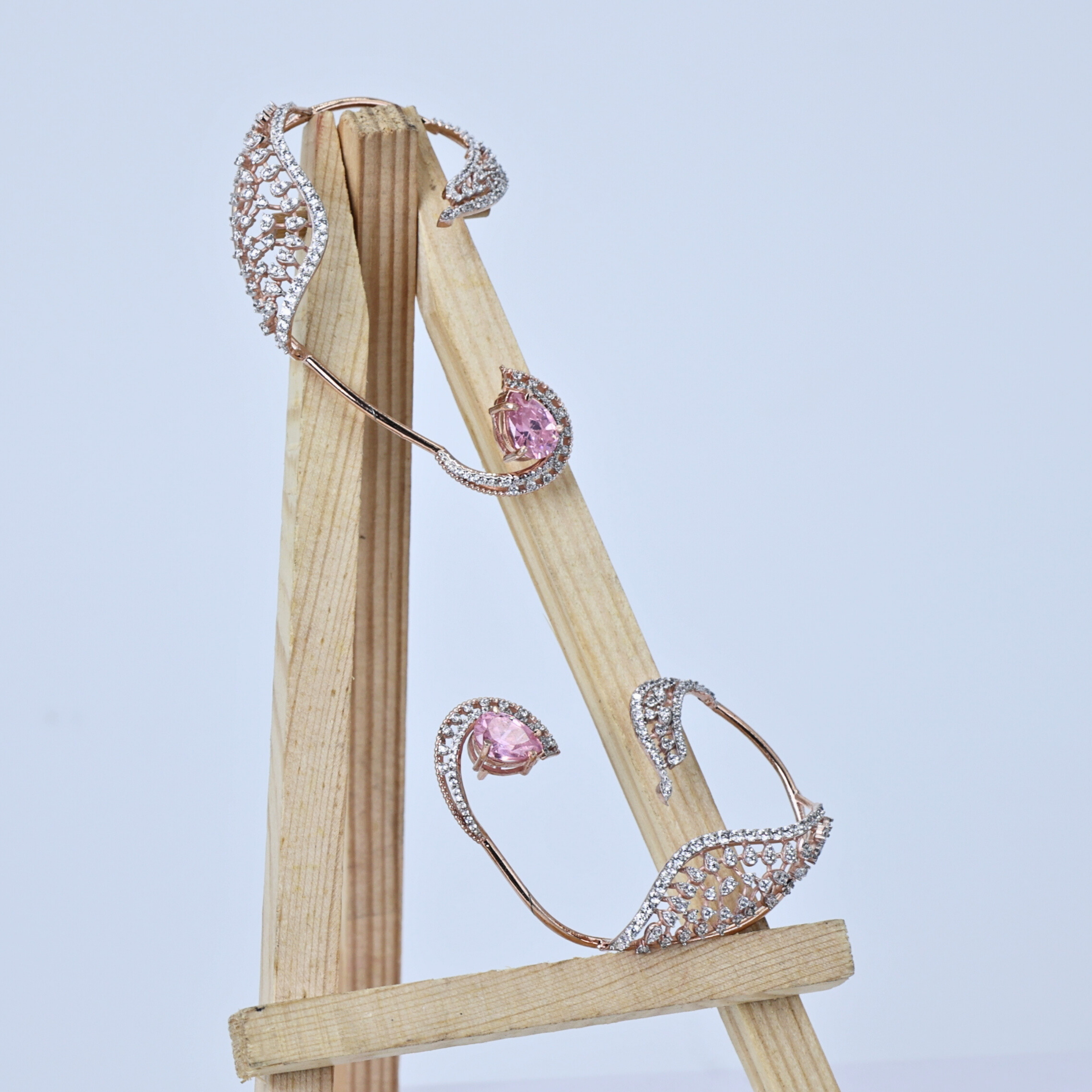 Pink diamond ear cuff with swan curves
Elegant swan shape cuff
Graceful pink diamond cuff
Pink diamond swan cuff
Radiant swan curve pink cuff
Graceful swan curve cuff
Pink diamond ear cuff in swan style
Beautiful swan curve ear cuff
Swan inspired pink diamond cuff
Refined pink diamond ear cuff